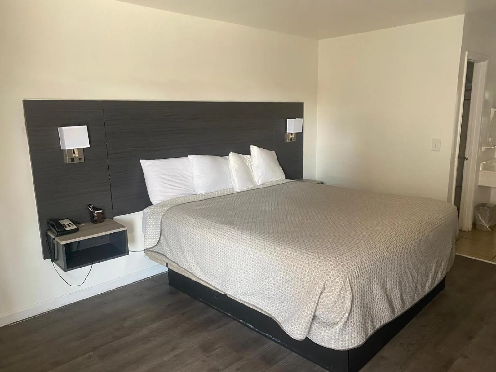 Bed in Windsor Inn Lake Havasu City