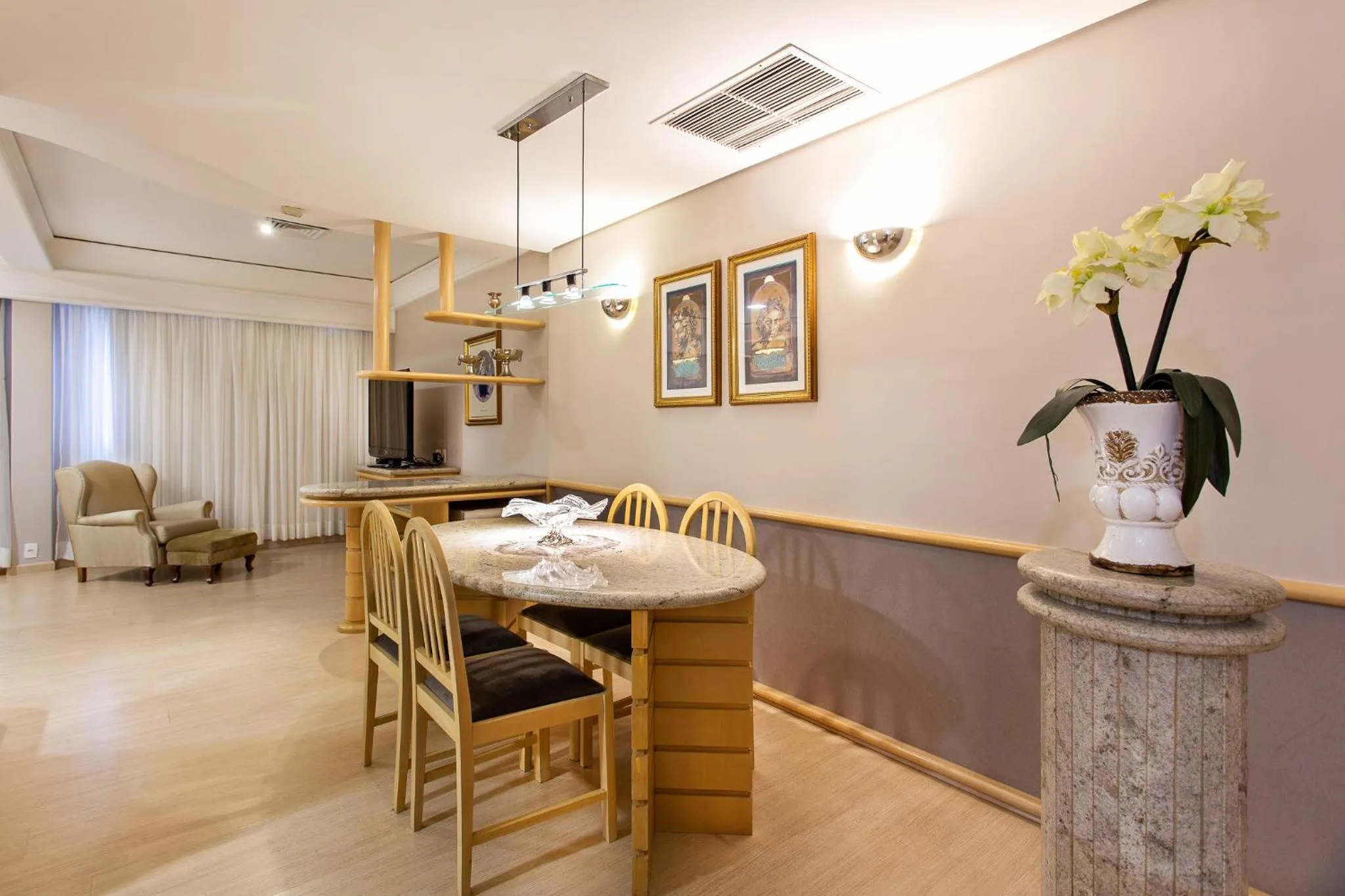 Seating area in Bourbon Londrina Hotel