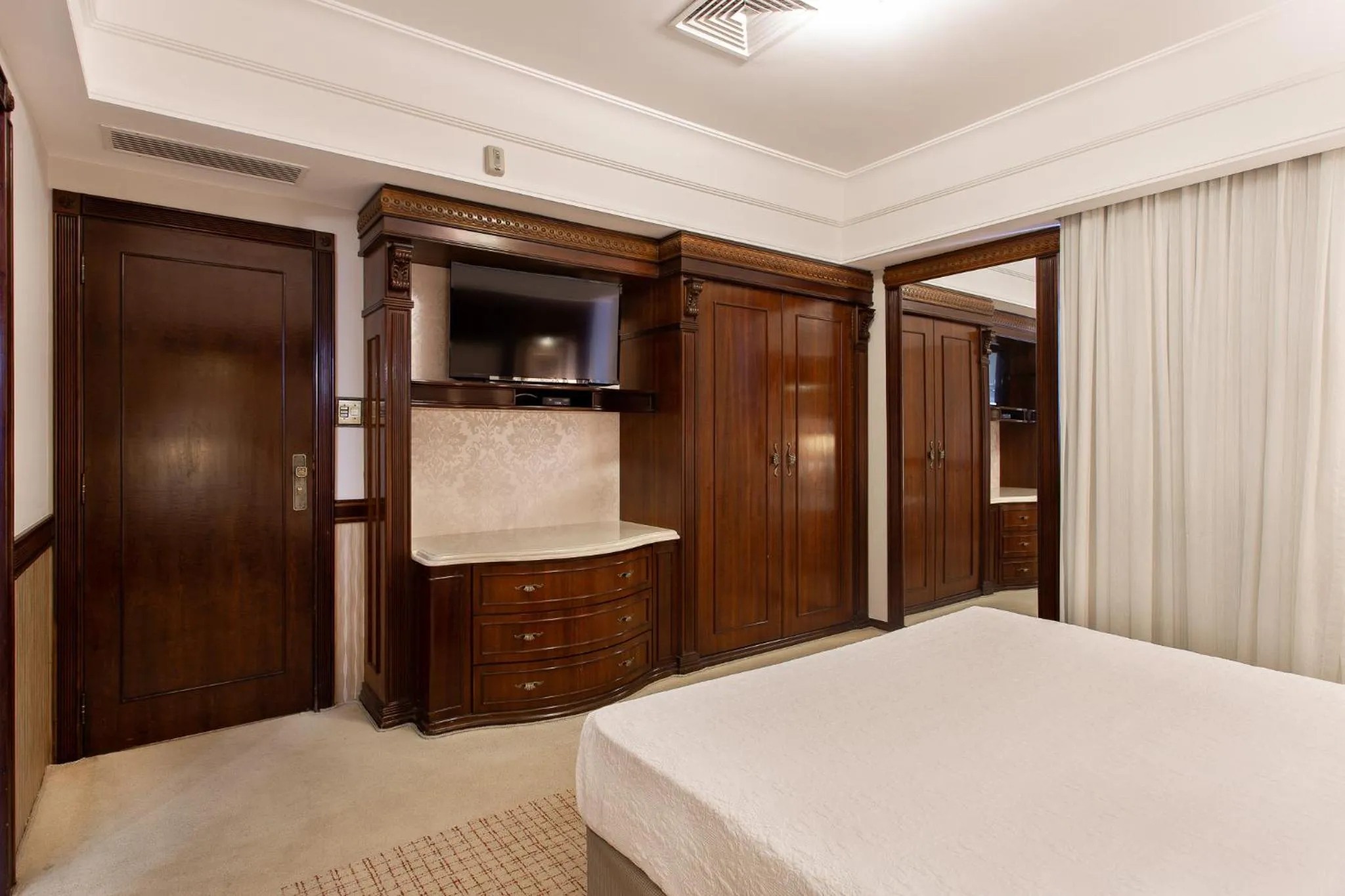 Photo of the whole room, Bed in Bourbon Londrina Hotel