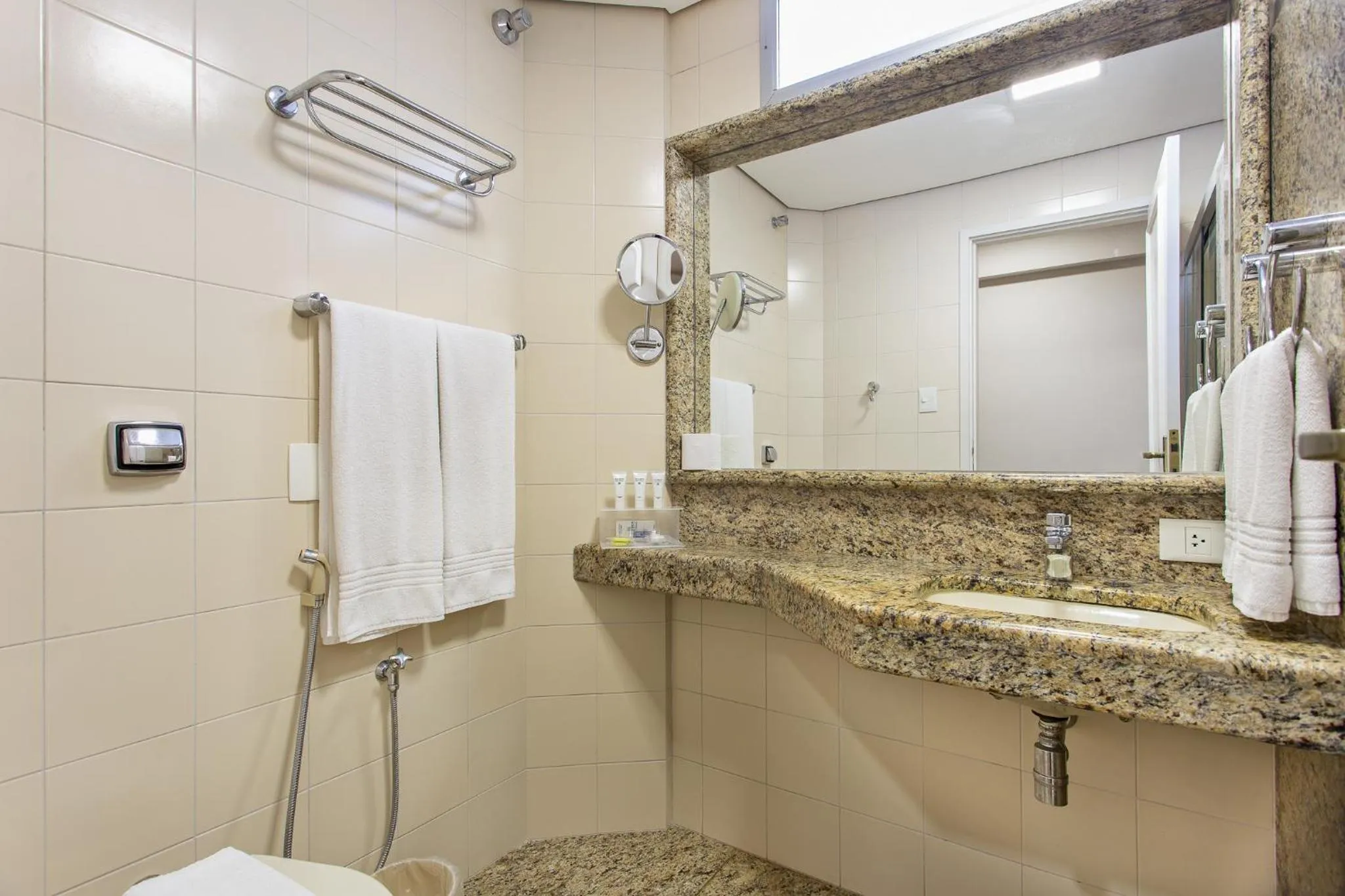 Bathroom in Bourbon Londrina Hotel