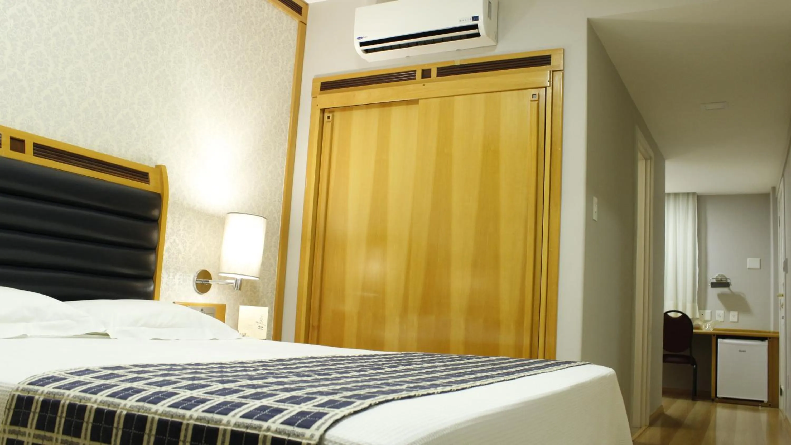 Photo of the whole room, Bed in Bourbon Londrina Hotel