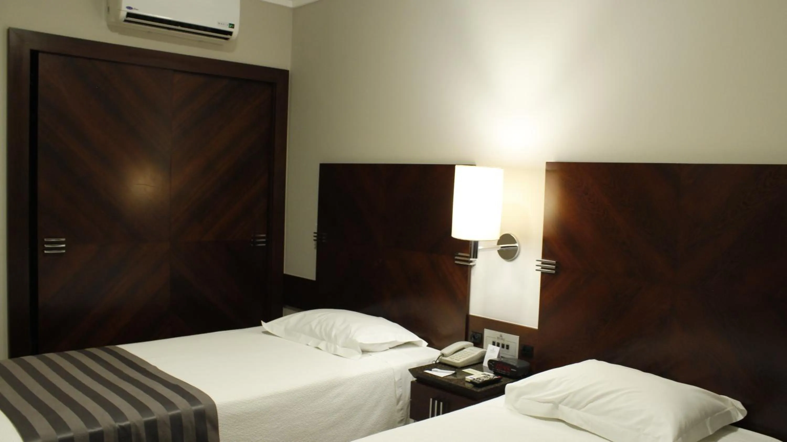 Photo of the whole room, Bed in Bourbon Londrina Hotel