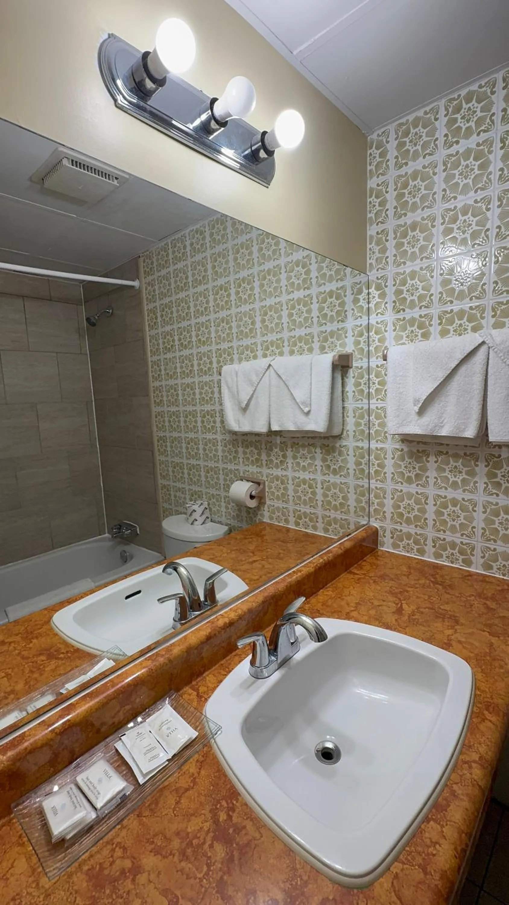 towels in Empress Inn and Suites by the Falls