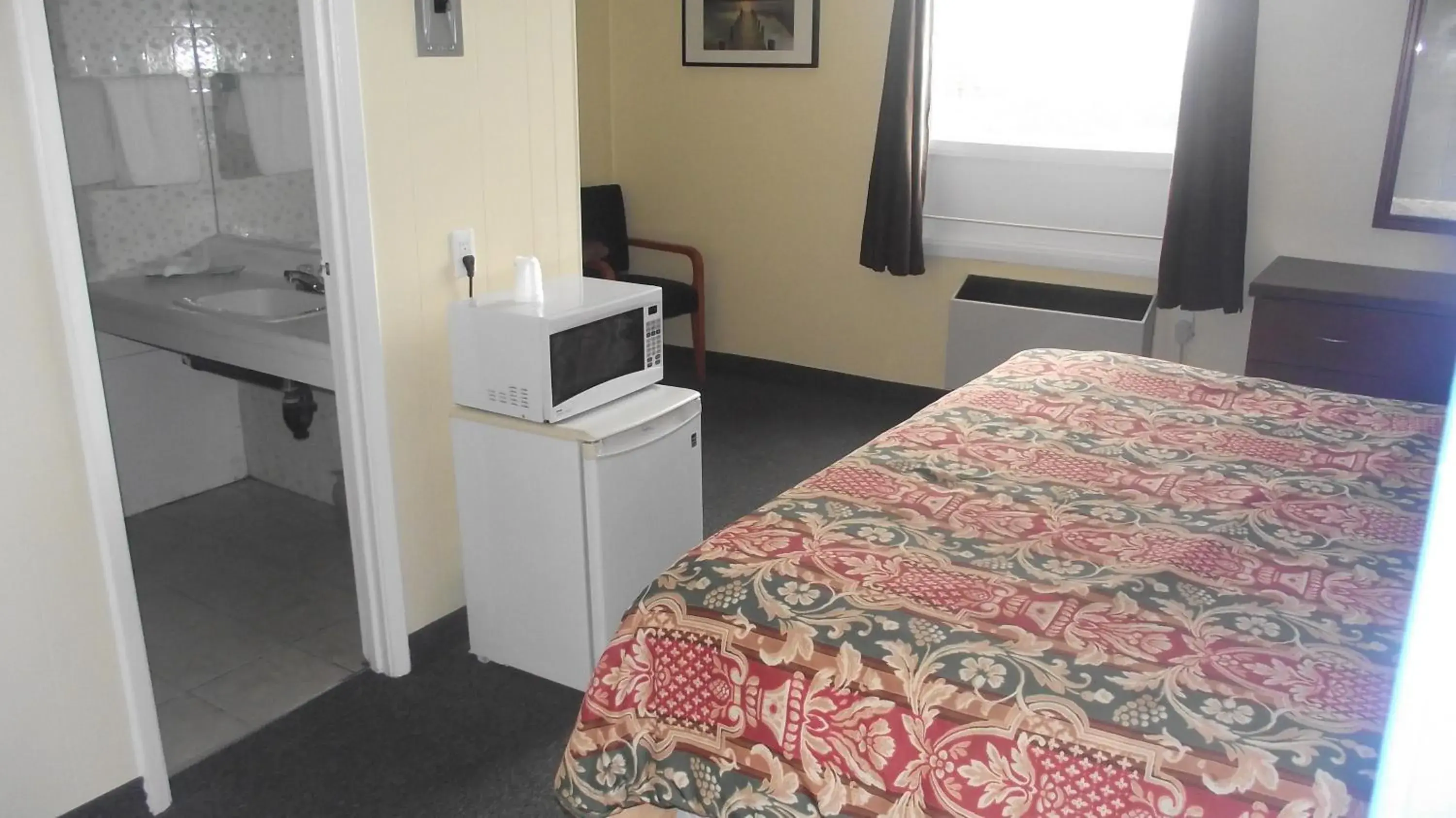 Decorative detail, Bed in Empress Inn and Suites by the Falls Decorative detail, Bed in Empress Inn and Suites by the Falls