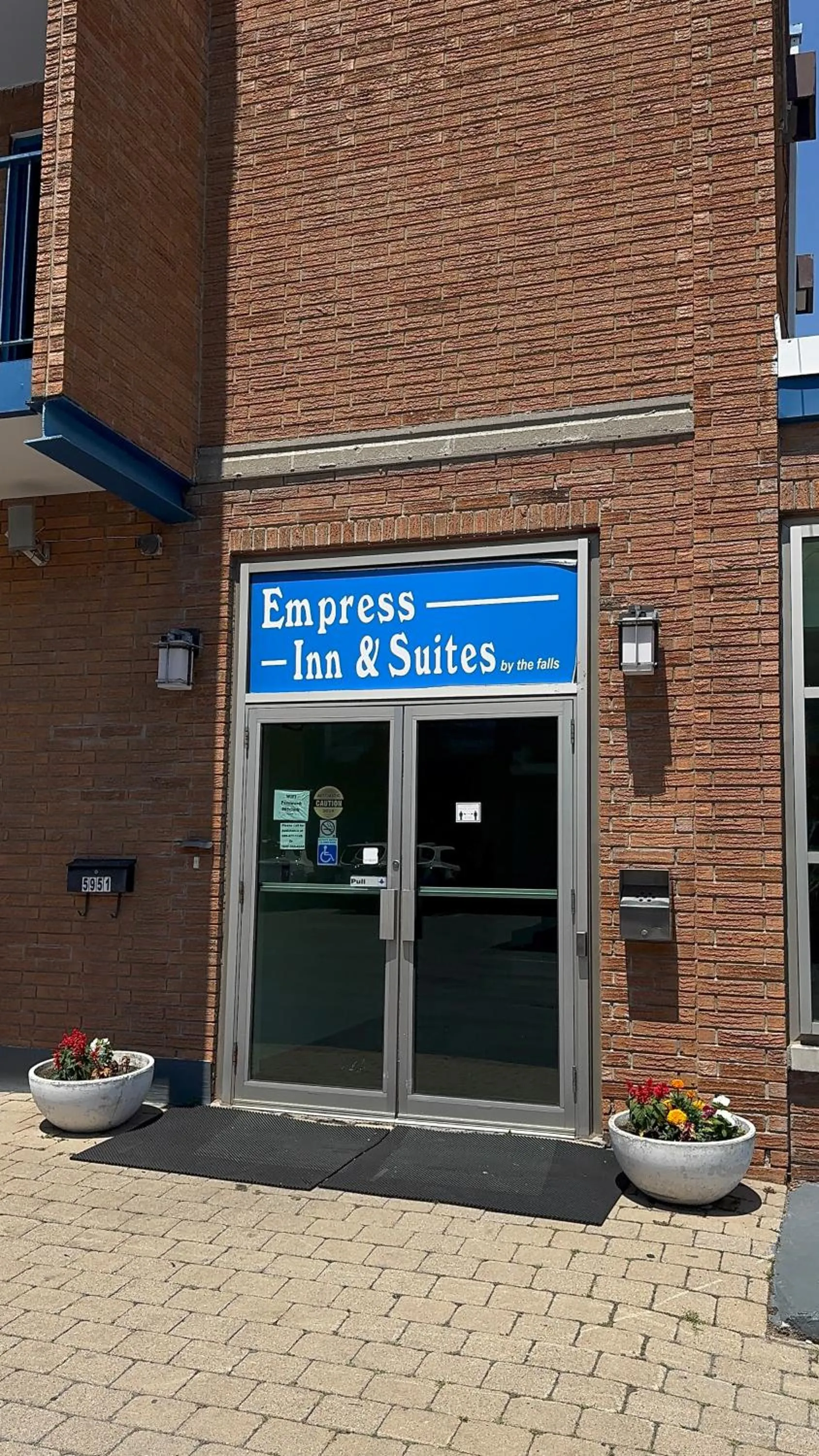 Facade/entrance in Empress Inn and Suites by the Falls