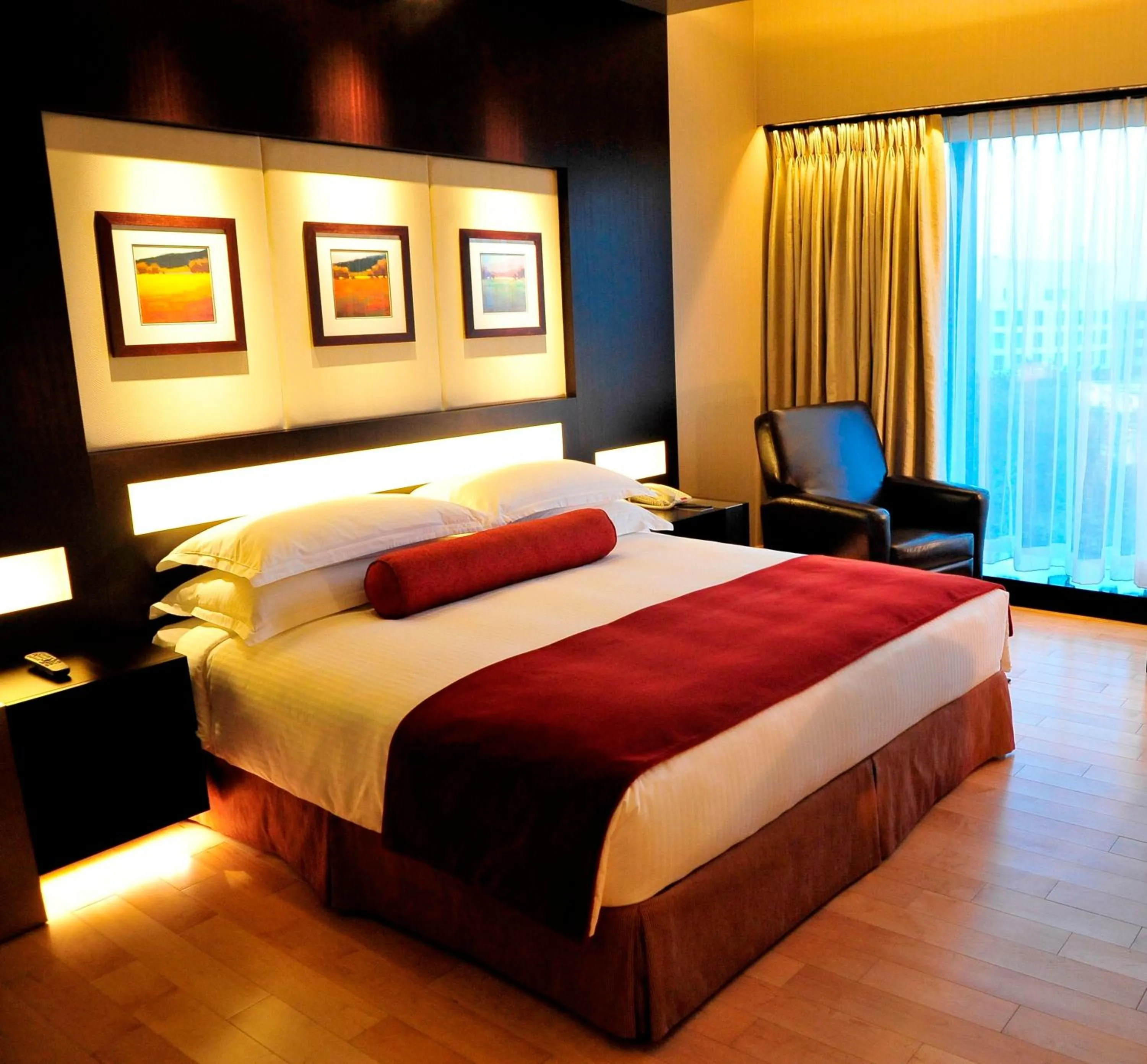 Photo of the whole room, Bed in The Oterra