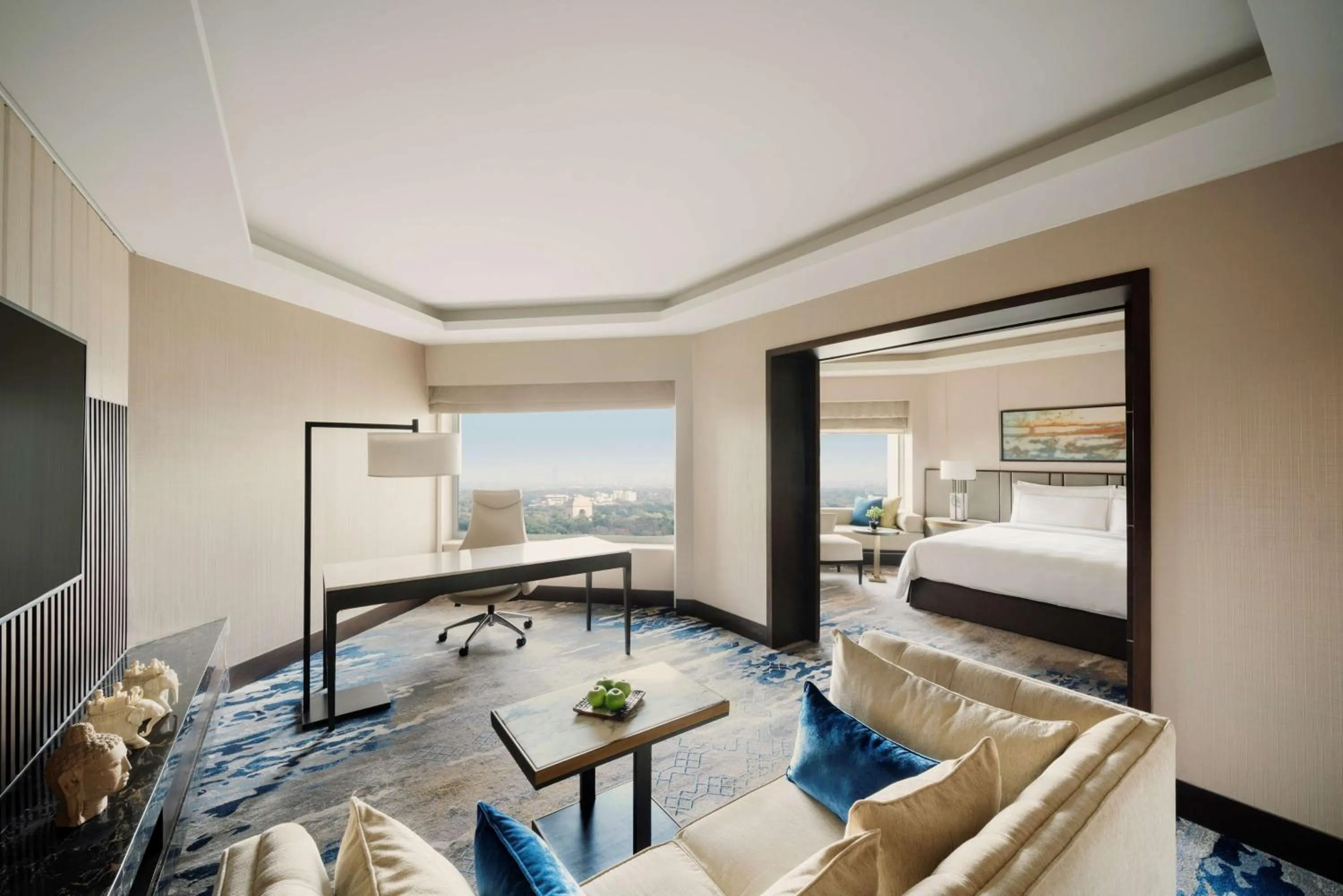 Photo of the whole room, Bed in Shangri-La Eros New Delhi