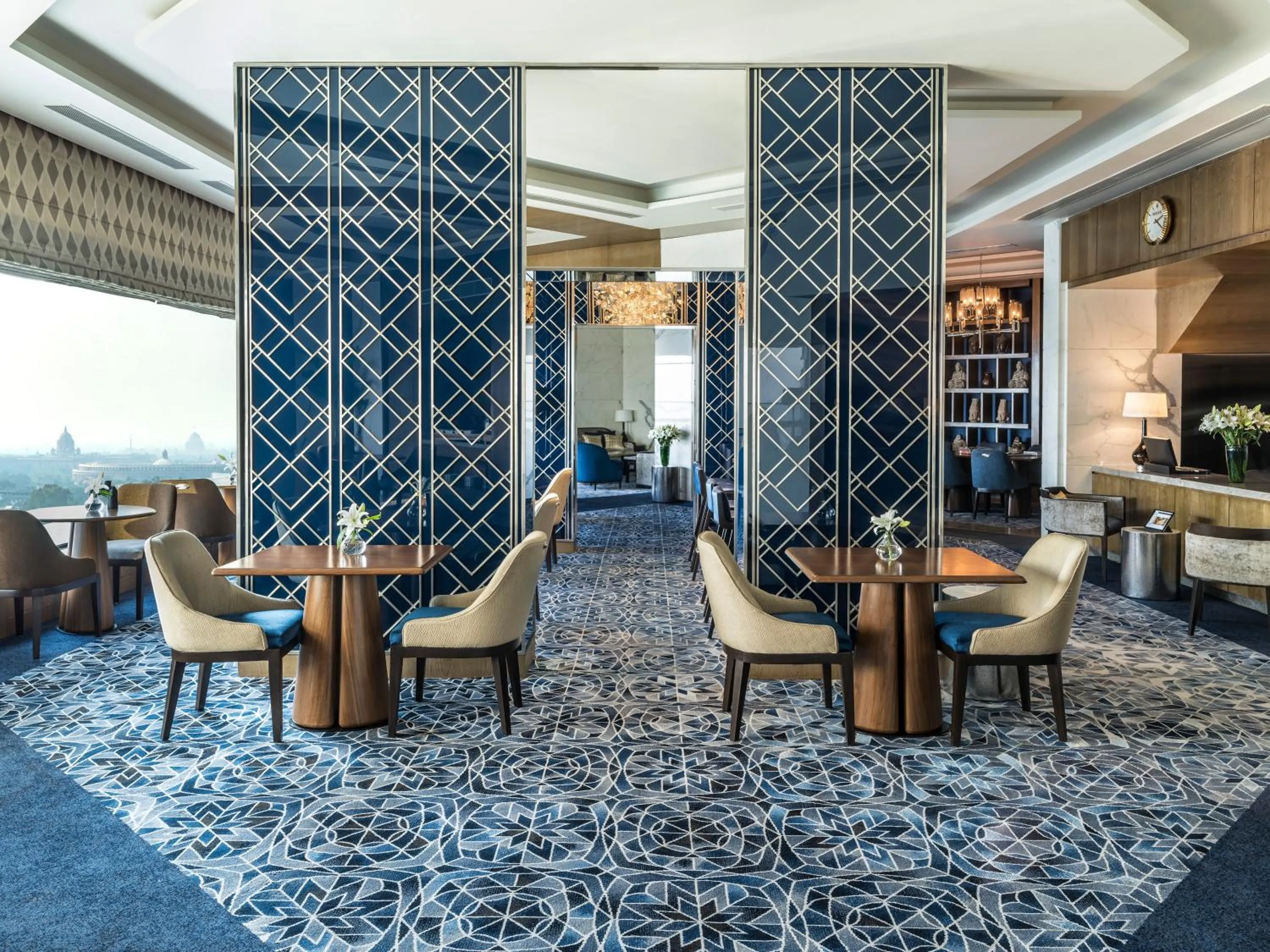 Communal lounge/ TV room in Shangri-La Eros New Delhi