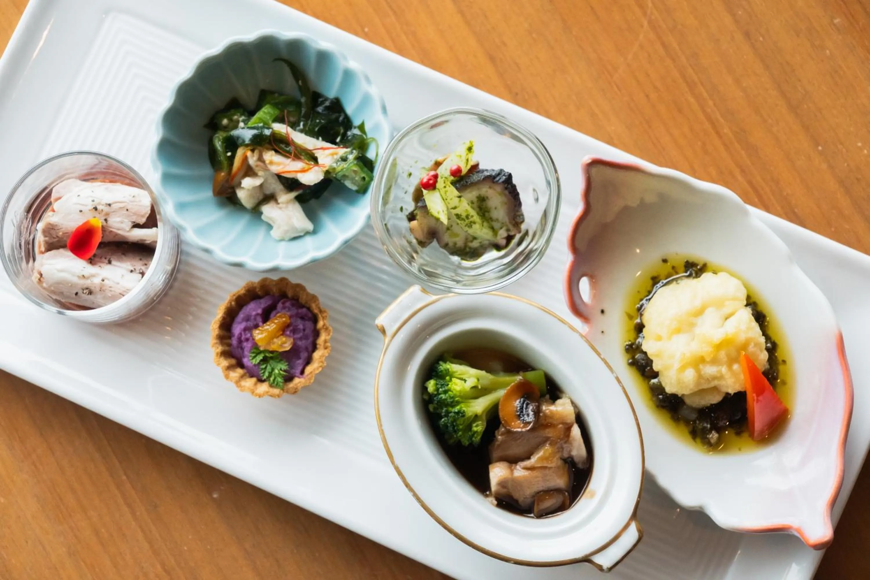 Lounge or bar in ANA Crowne Plaza Kobe by IHG