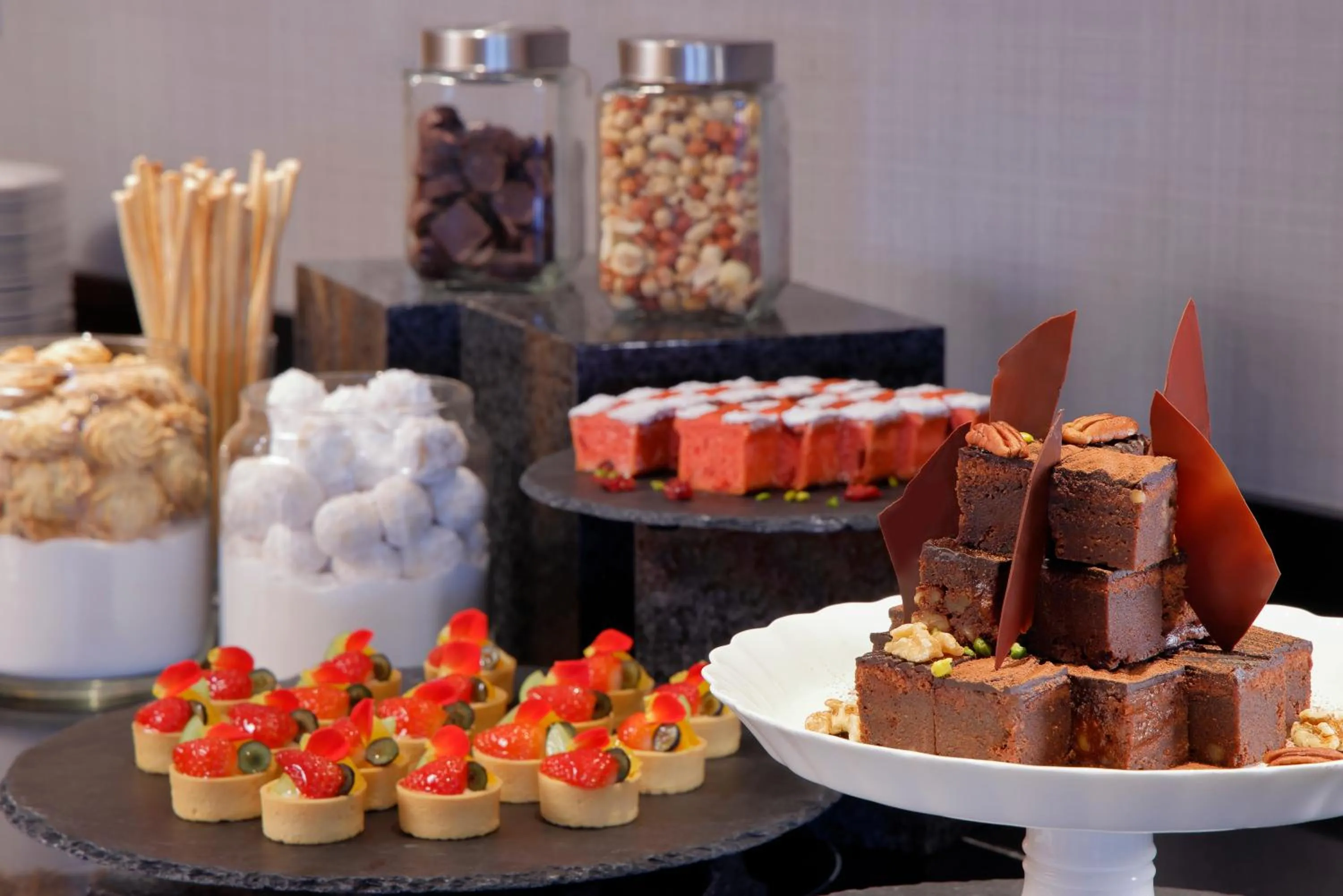 Lounge or bar in ANA Crowne Plaza Kobe by IHG