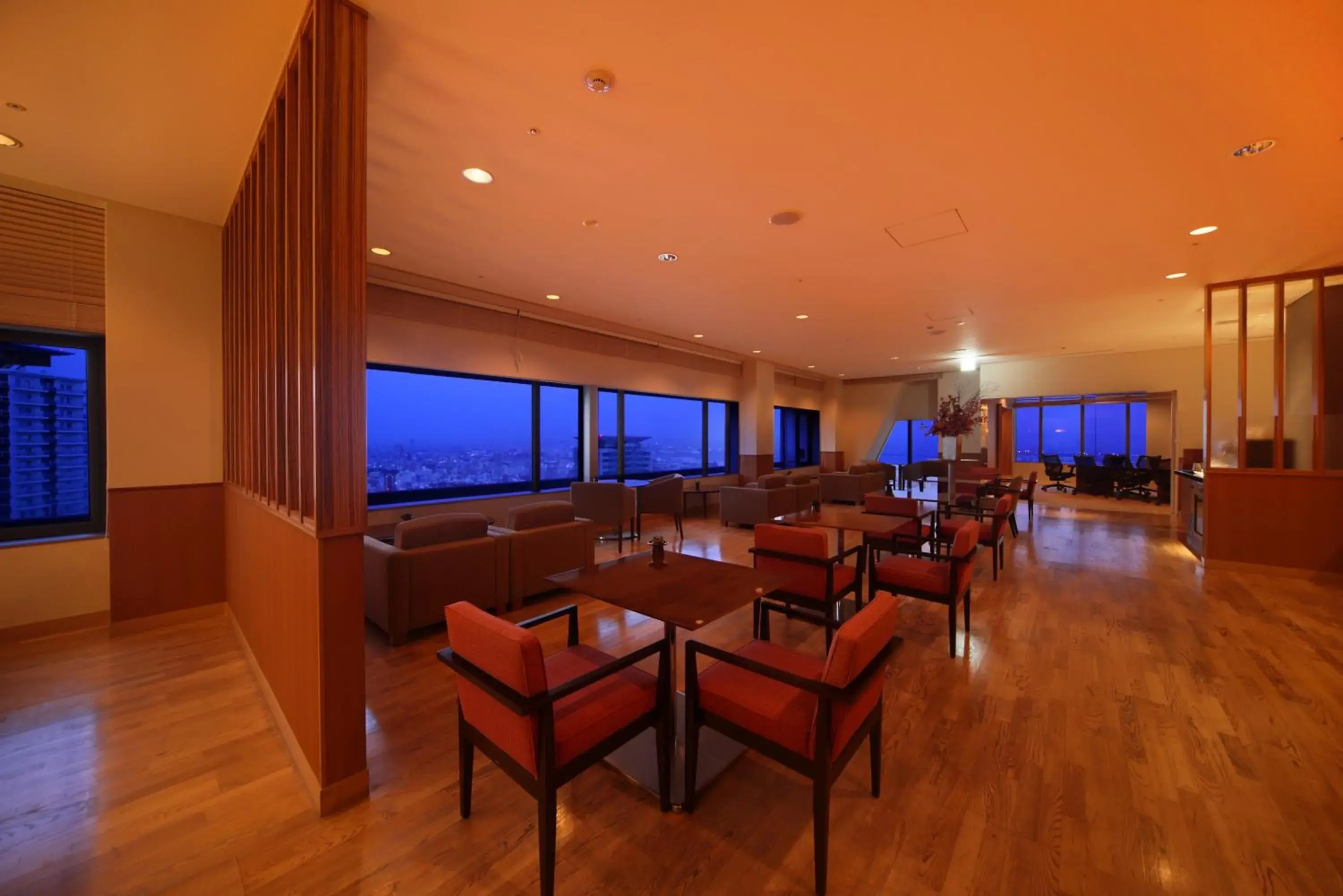 Lounge or bar in ANA Crowne Plaza Kobe by IHG Lounge or bar in ANA Crowne Plaza Kobe by IHG
