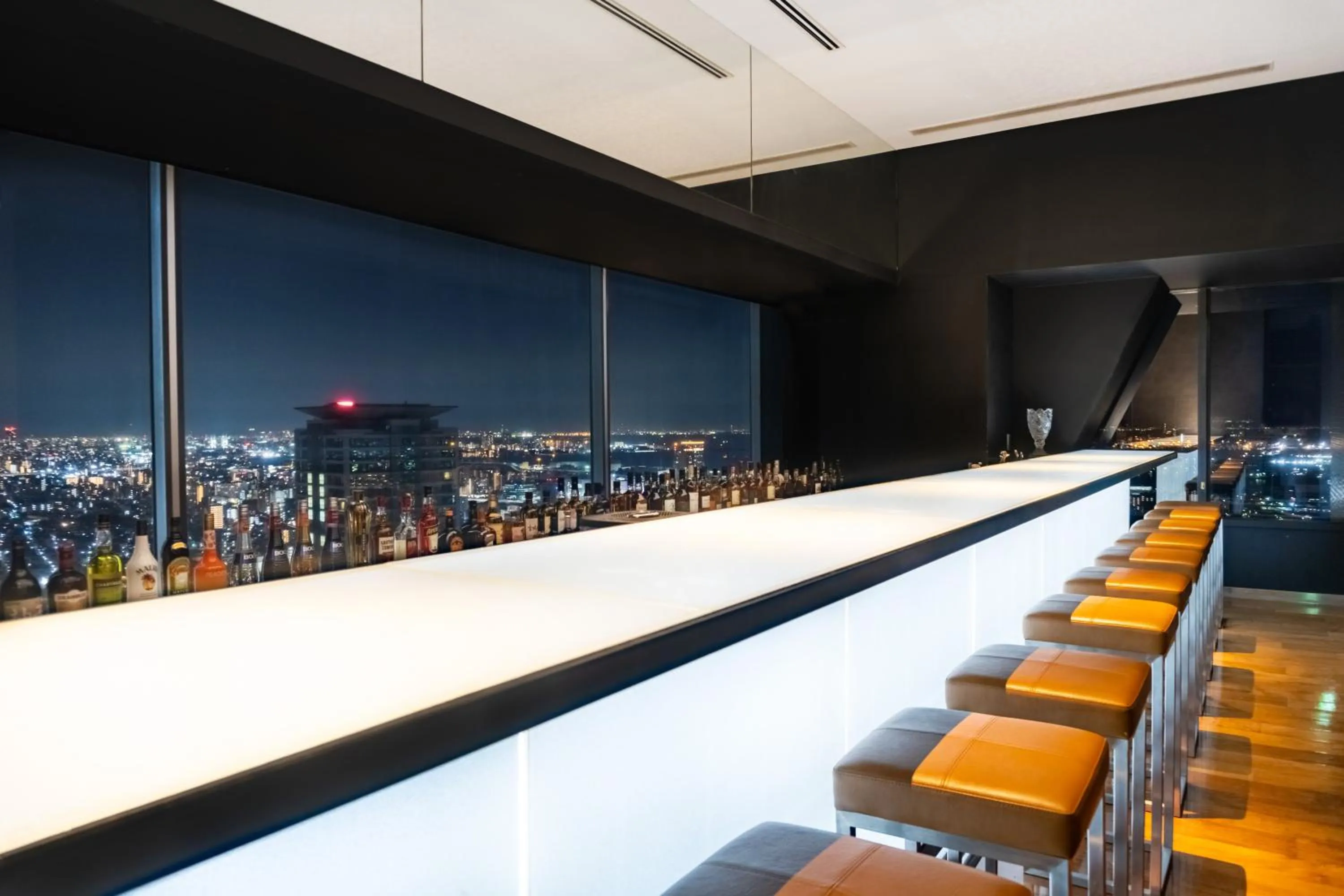 Lounge or bar in ANA Crowne Plaza Kobe by IHG
