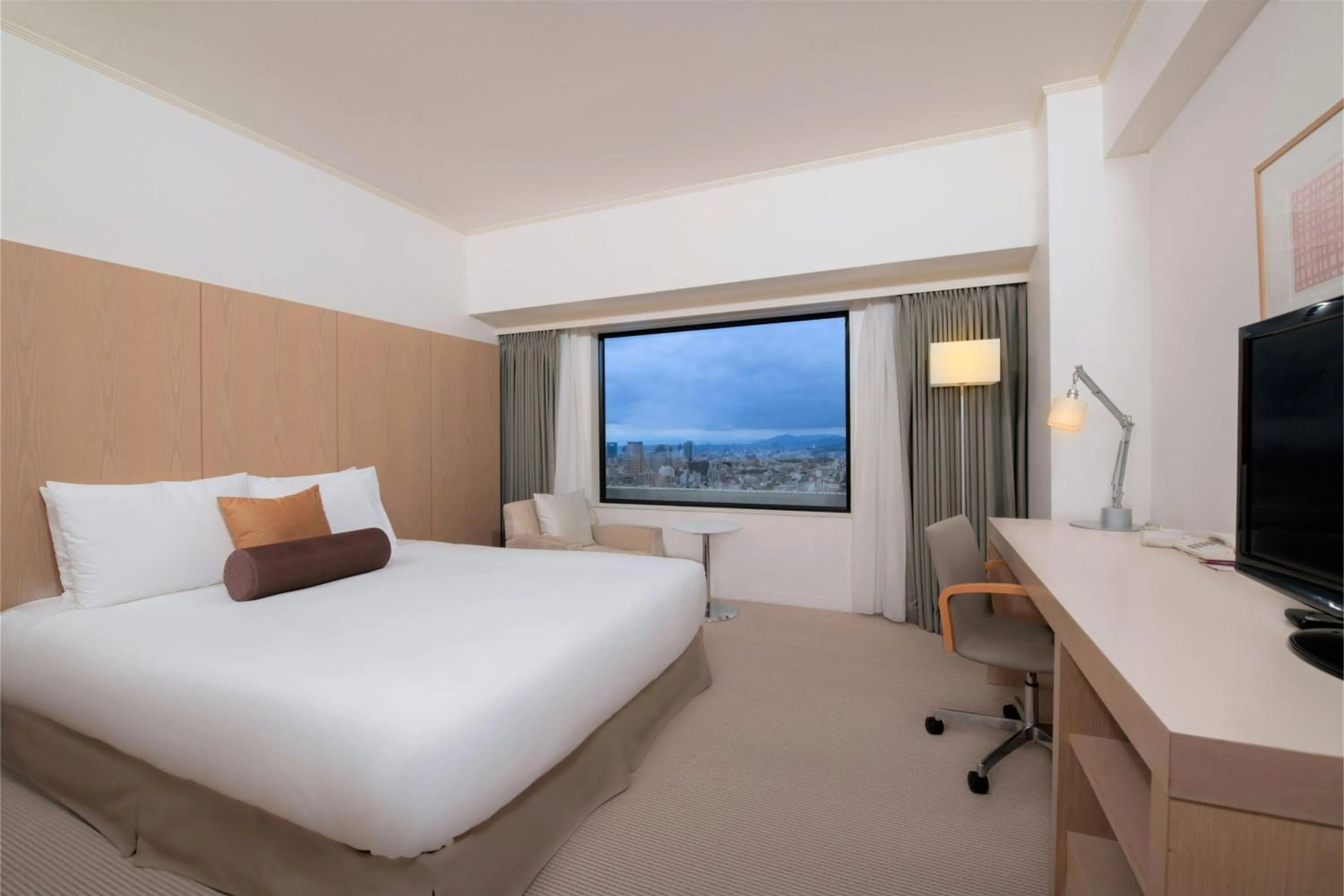 Photo of the whole room, Bed in ANA Crowne Plaza Kobe by IHG