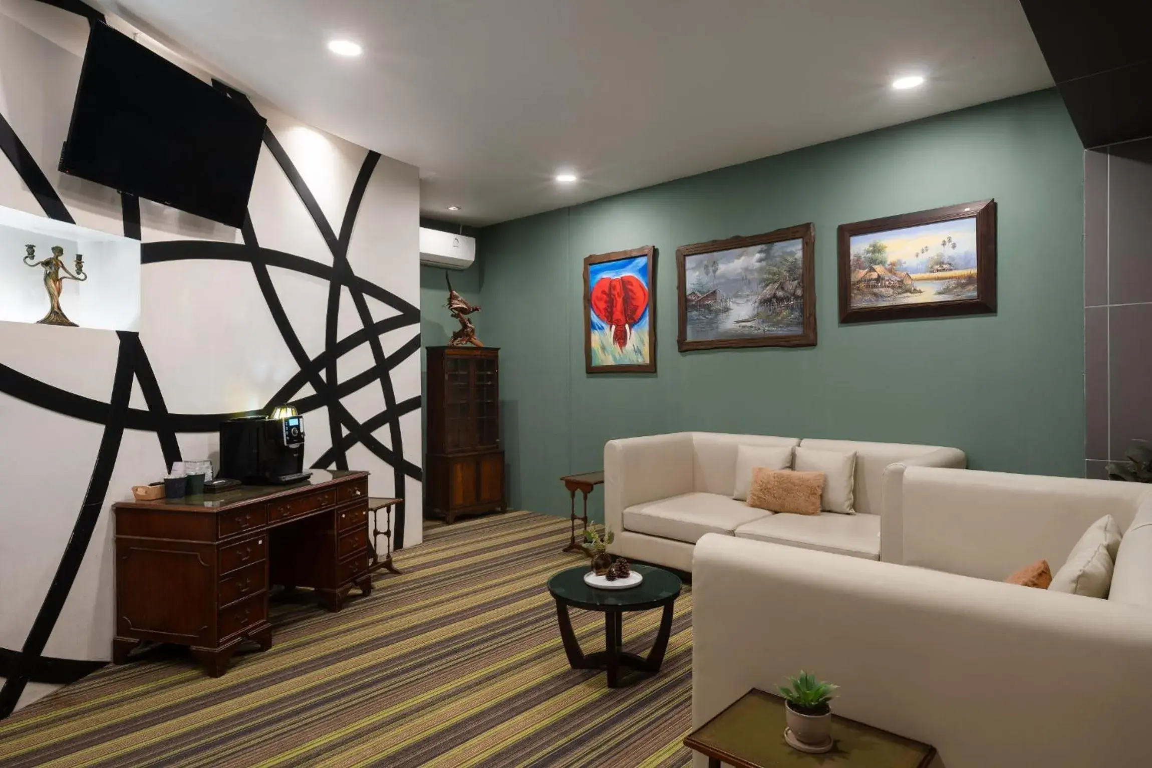 Living room in The Legacy Hotel Nana Sukhumvit, Aspira Collection Living room in The Legacy Hotel Nana Sukhumvit, Aspira Collection