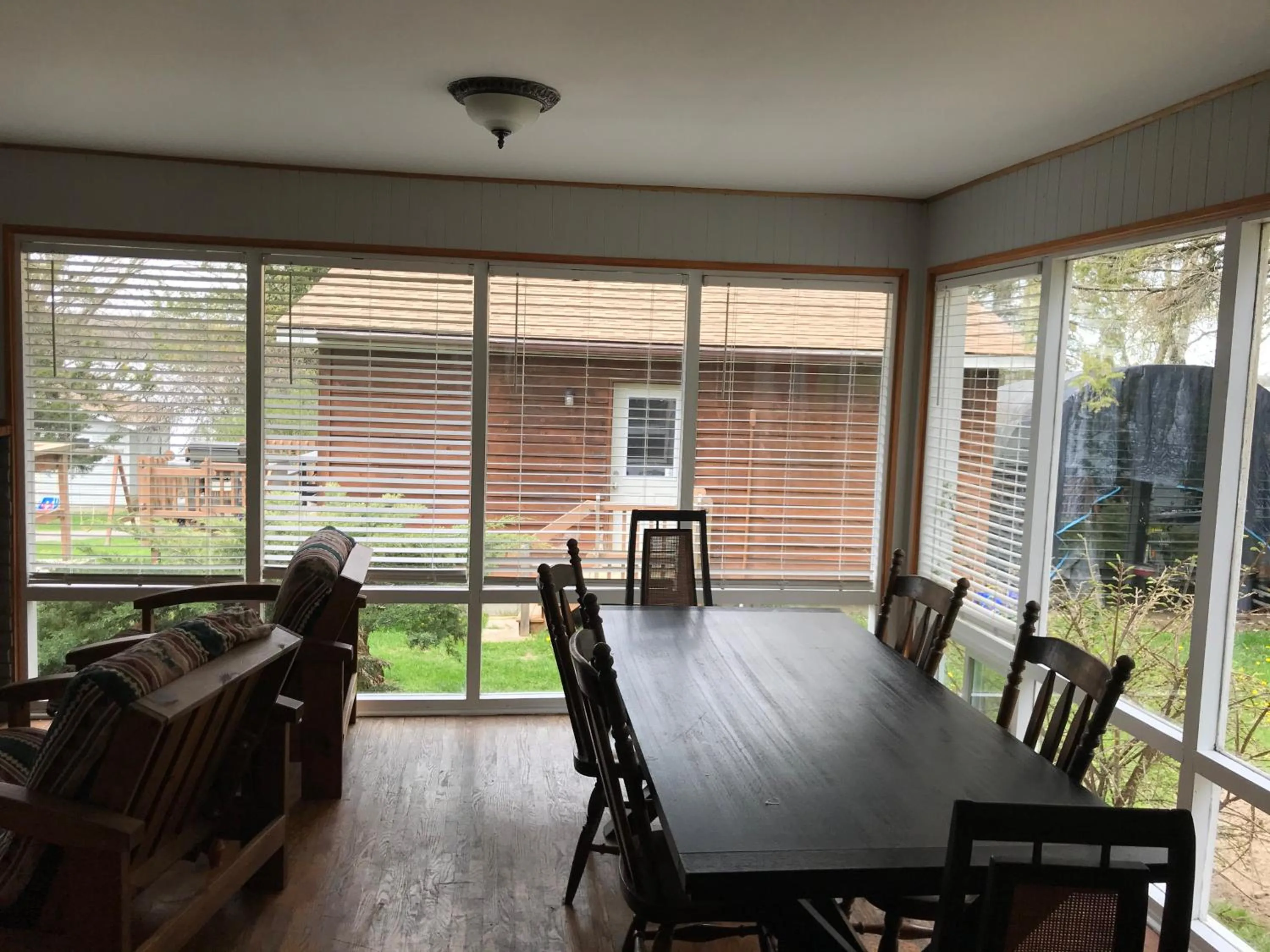 Dining area in Merland Park Cottages and Motel
