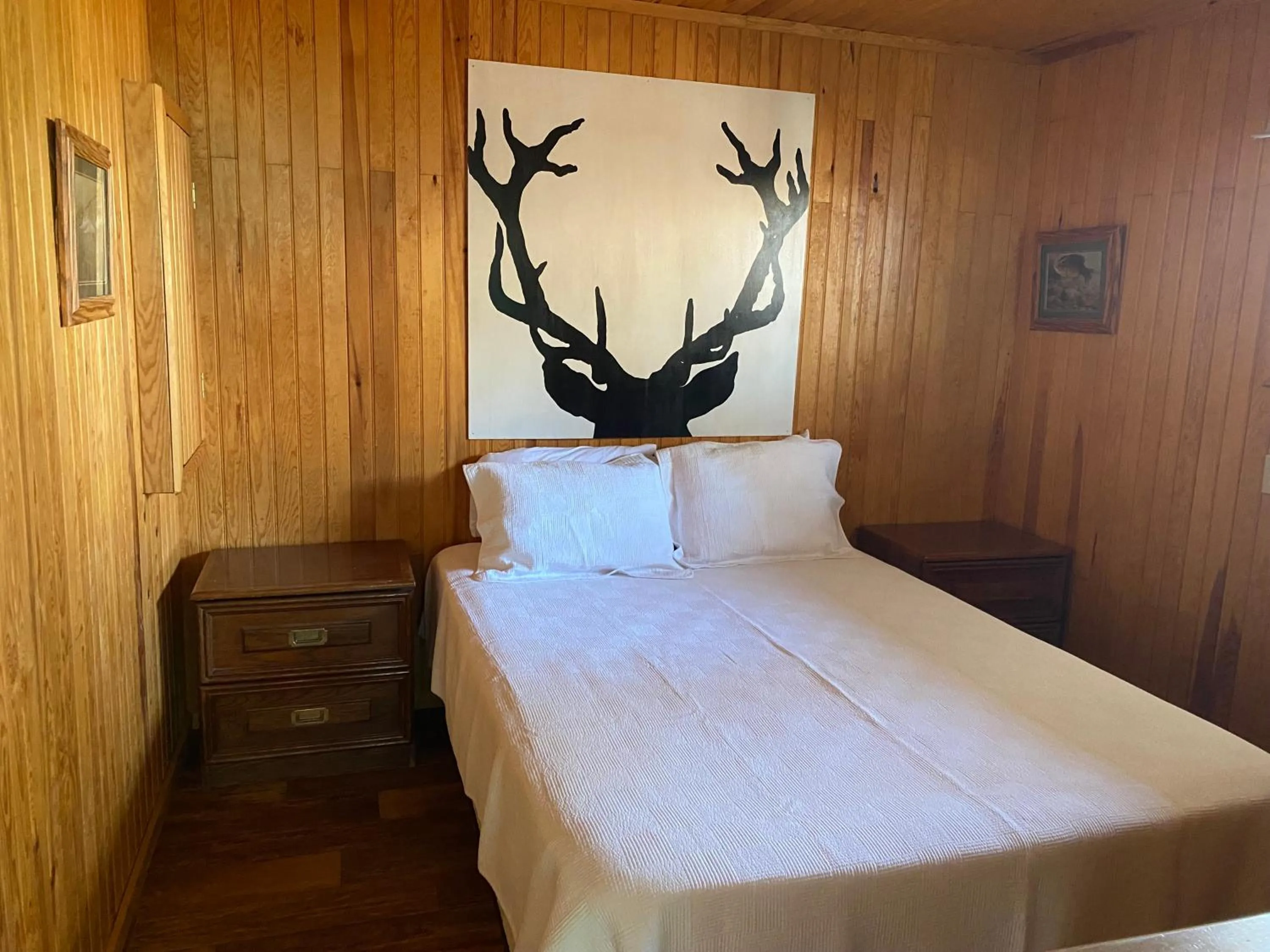 Bed in Merland Park Cottages and Motel