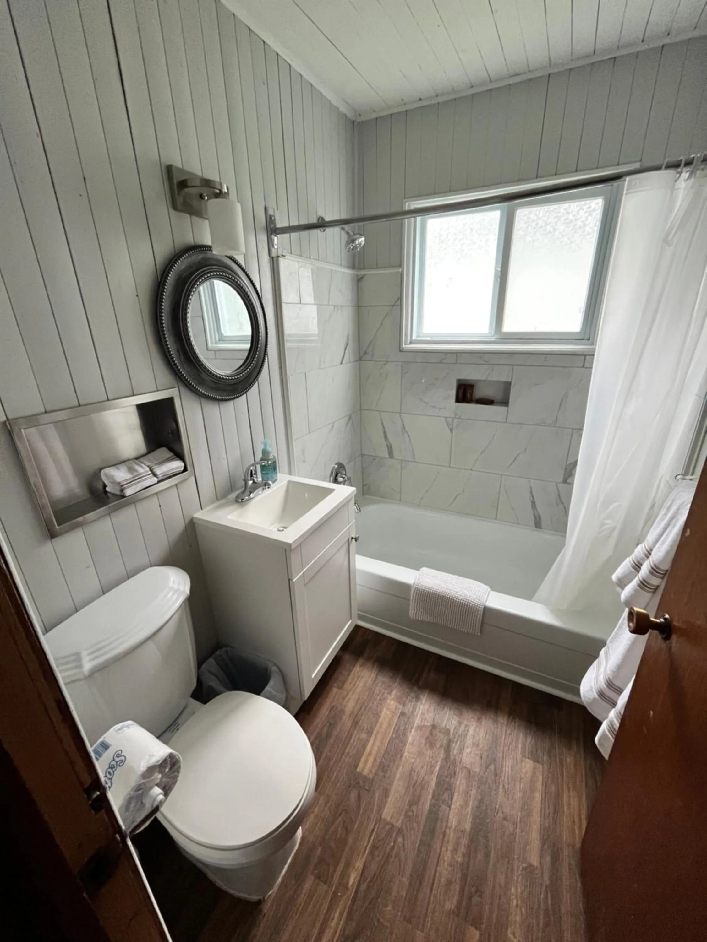 Shower in Merland Park Cottages and Motel