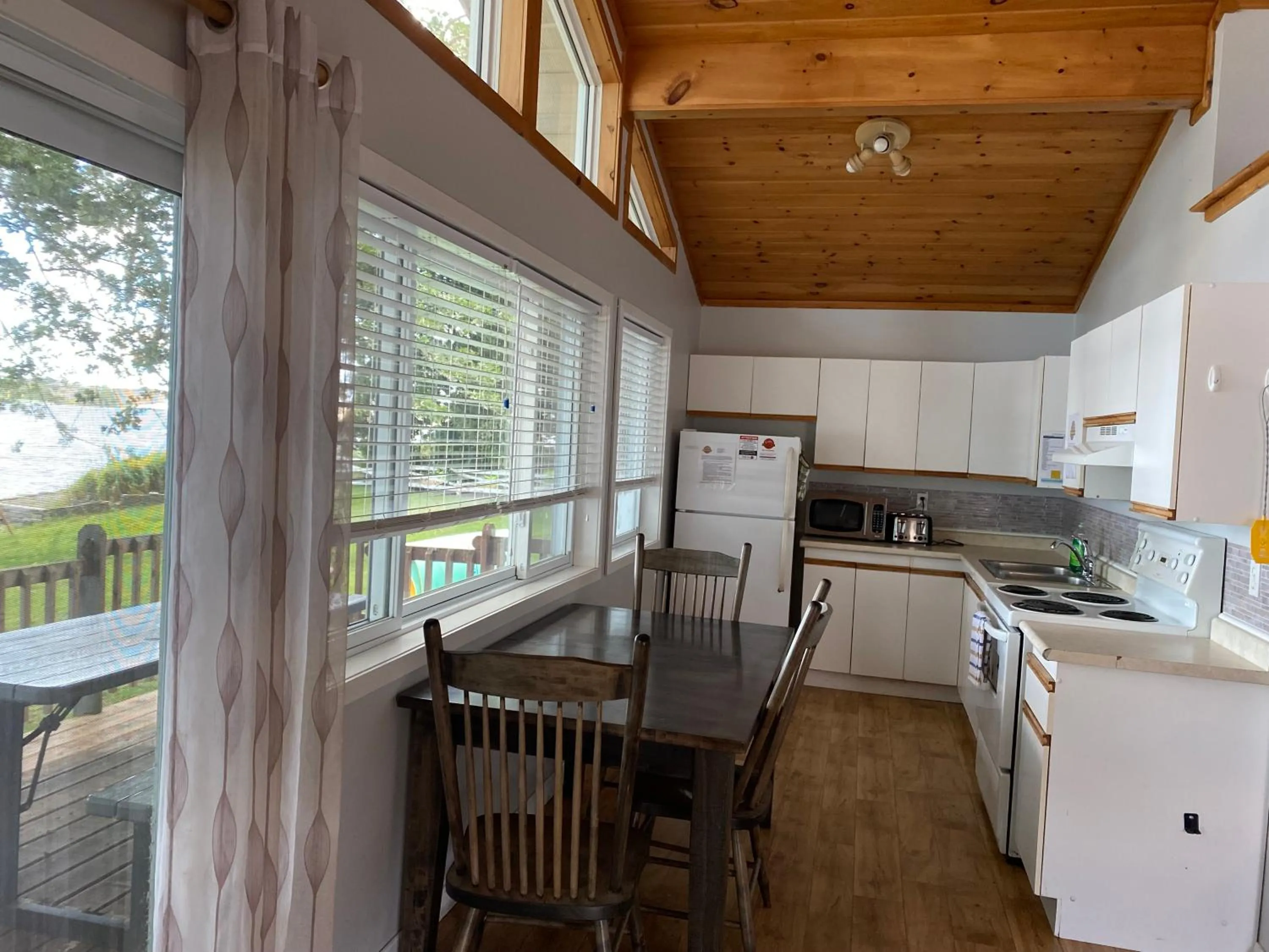 Dining area in Merland Park Cottages and Motel