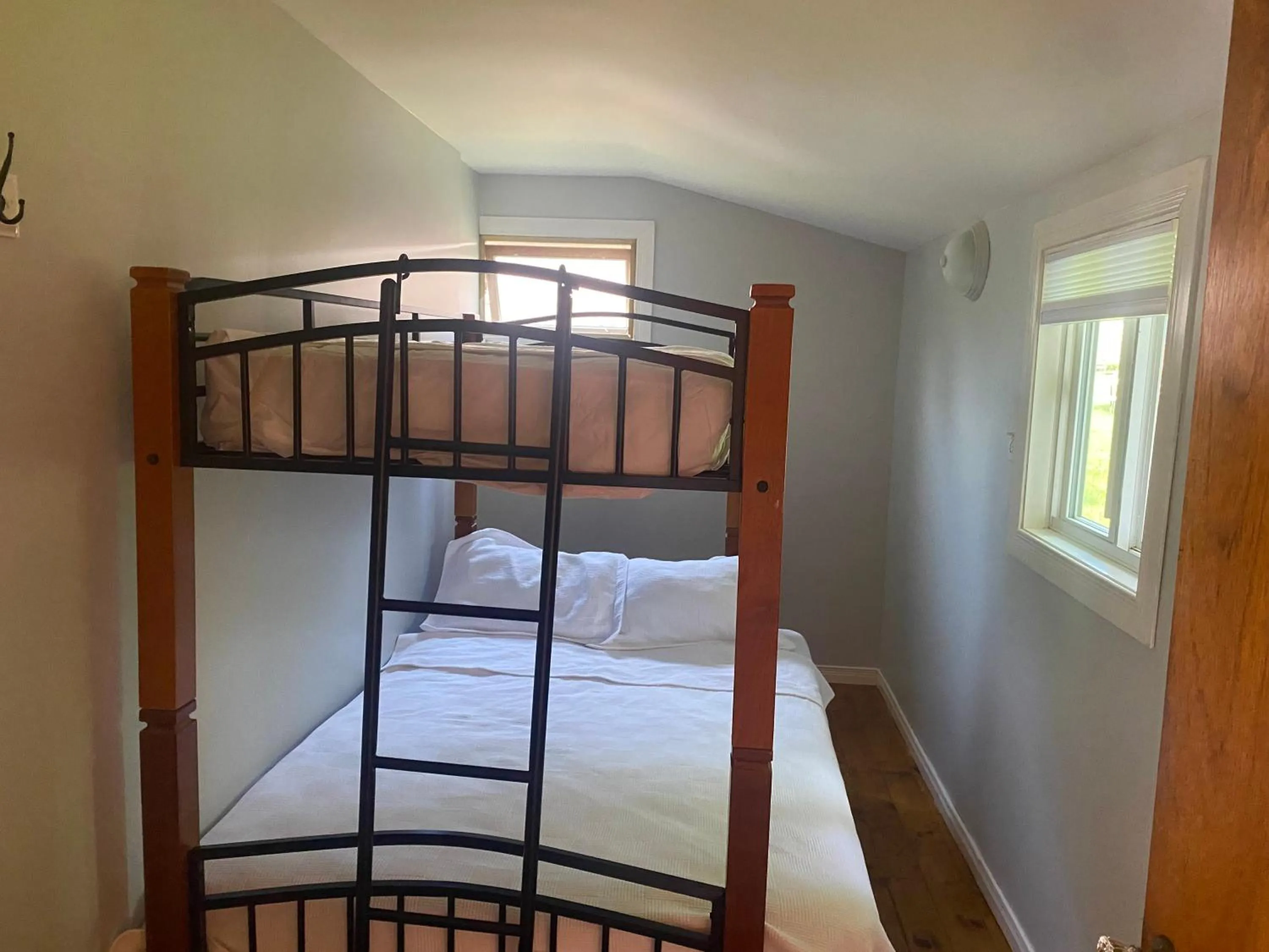 bunk bed, Bed in Merland Park Cottages and Motel