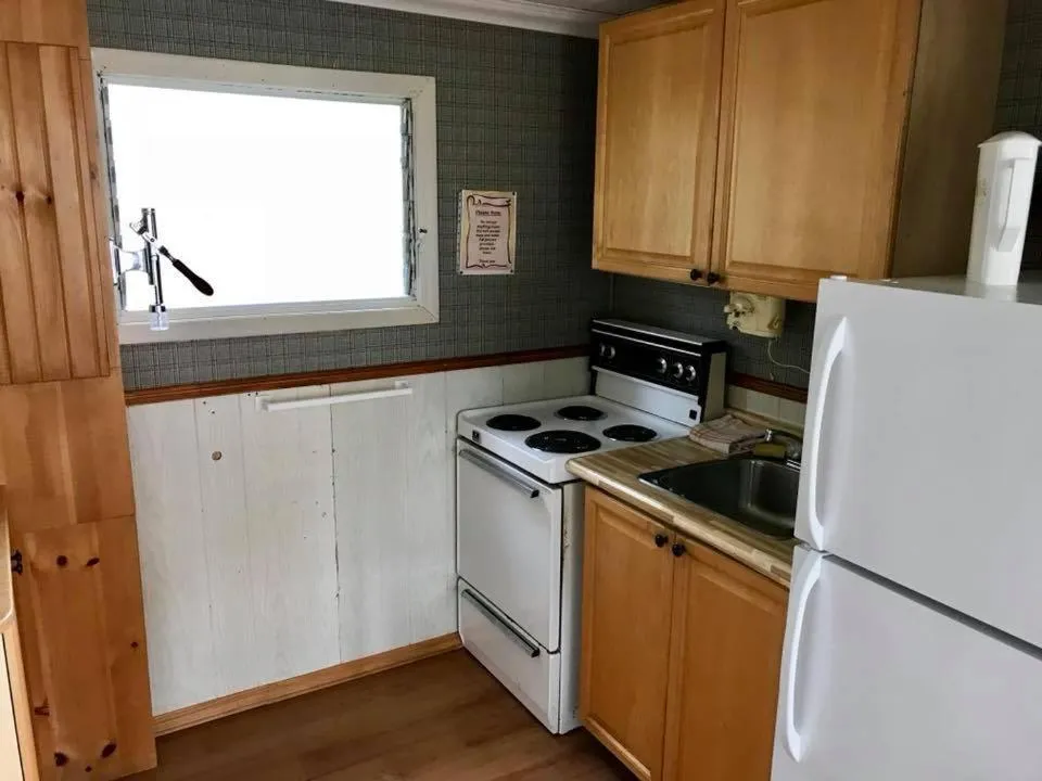 Kitchen or kitchenette in Merland Park Cottages and Motel