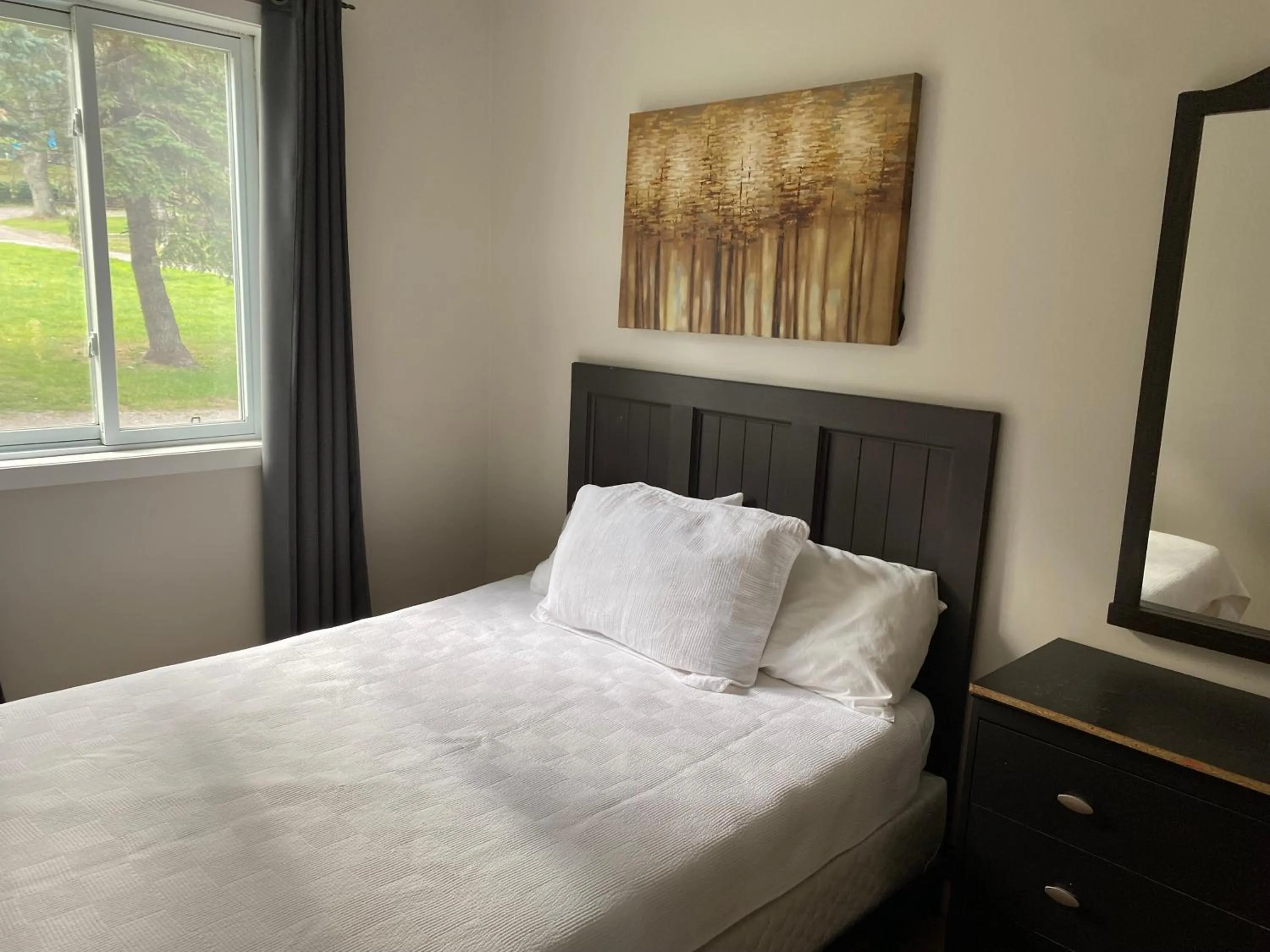 Bedroom, Bed in Merland Park Cottages and Motel