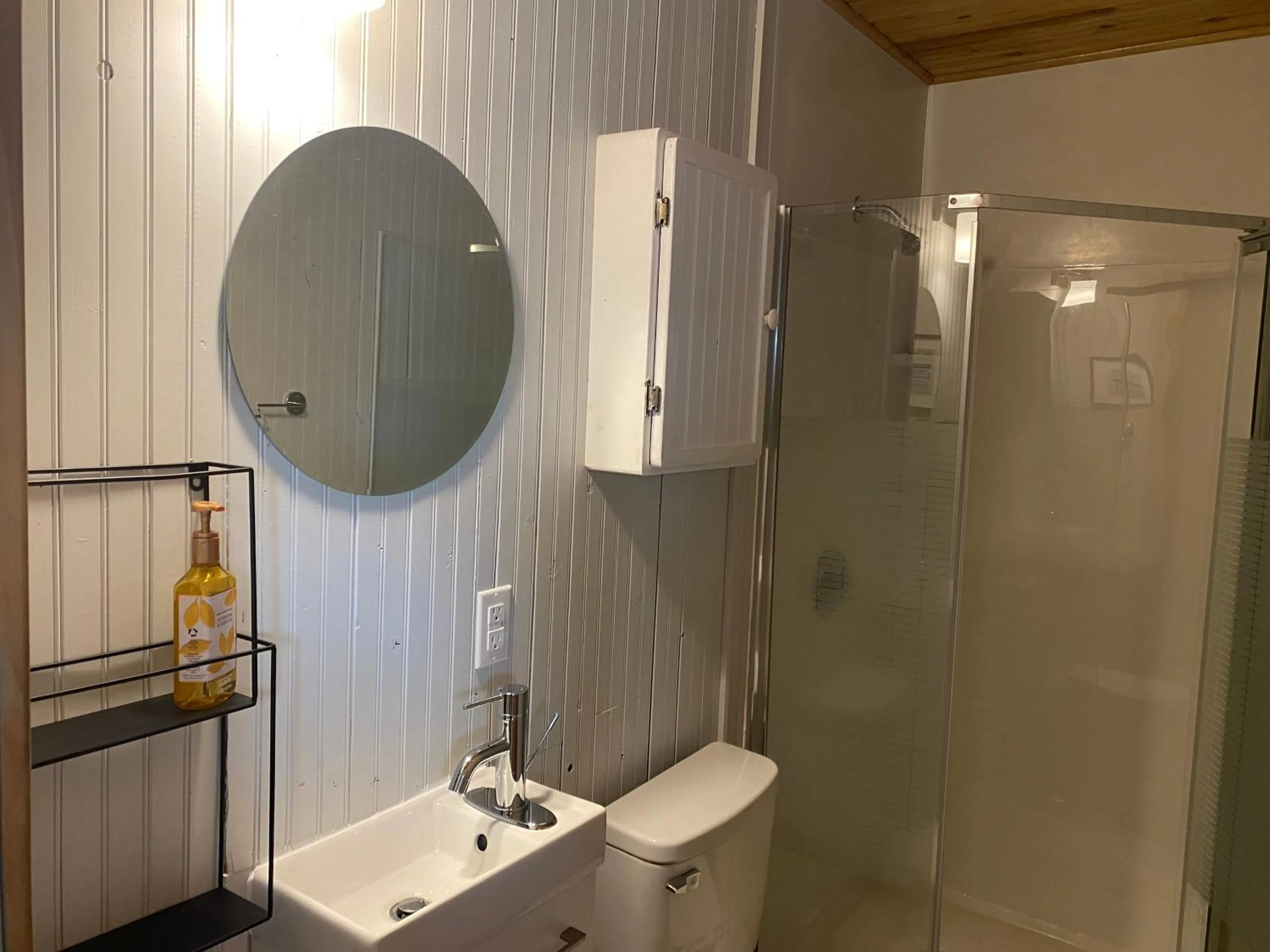 Shower in Merland Park Cottages and Motel