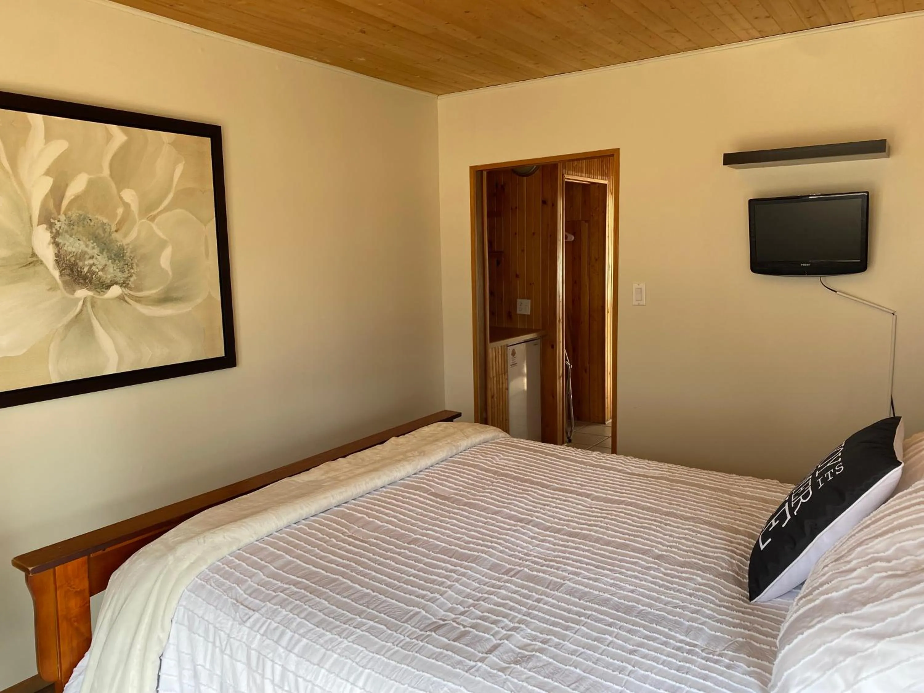 Bed in Merland Park Cottages and Motel