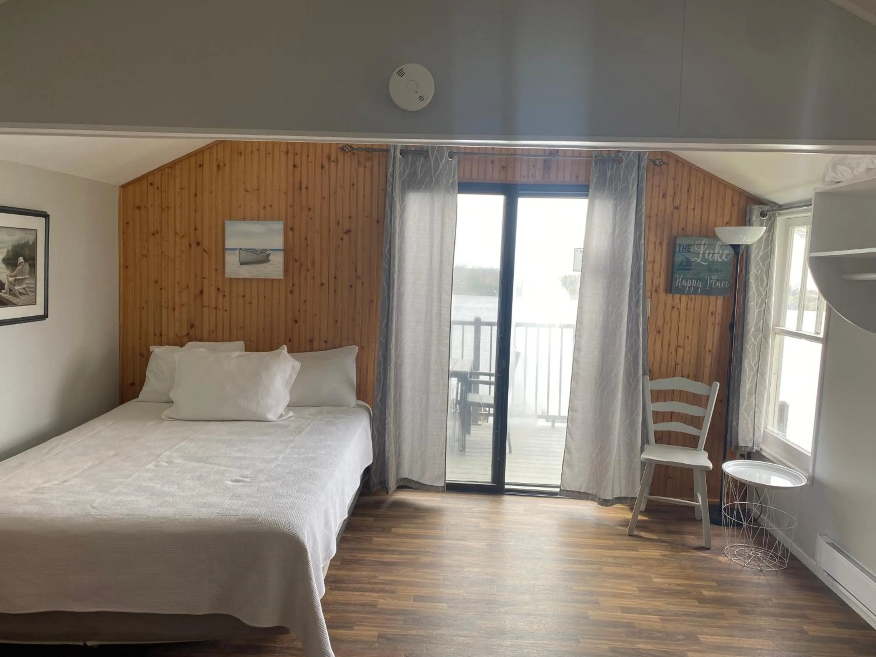 Bedroom, Bed in Merland Park Cottages and Motel