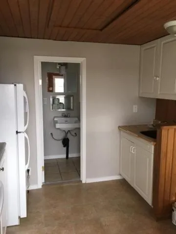 Bathroom in Merland Park Cottages and Motel