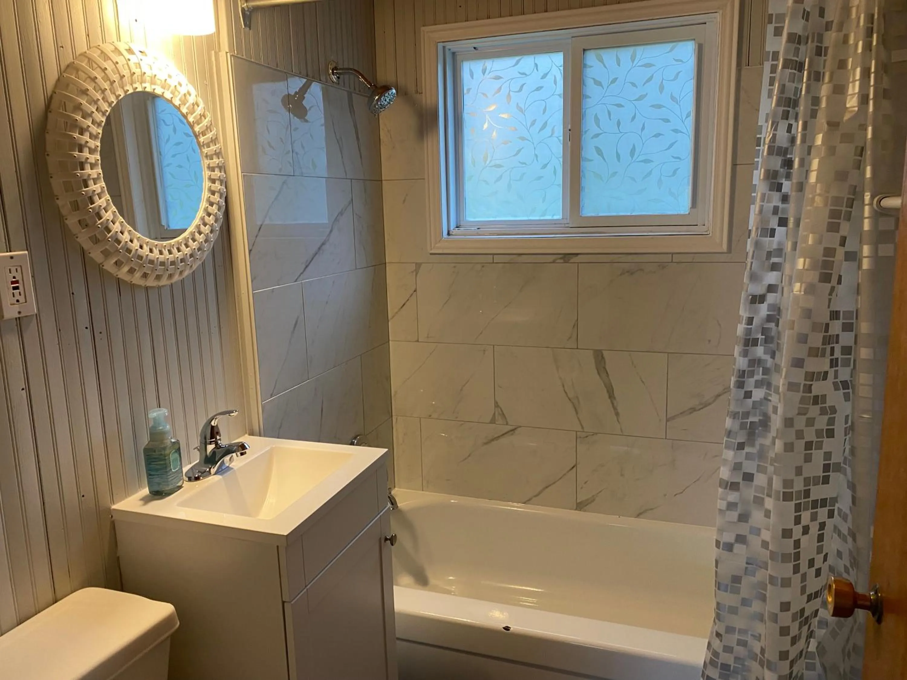 Shower in Merland Park Cottages and Motel