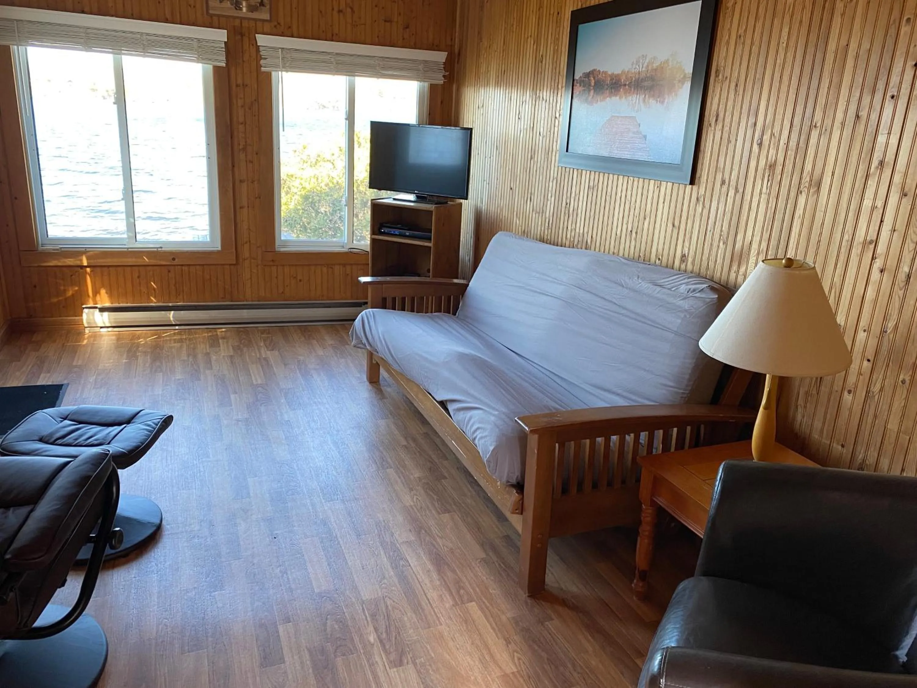 TV and multimedia in Merland Park Cottages and Motel