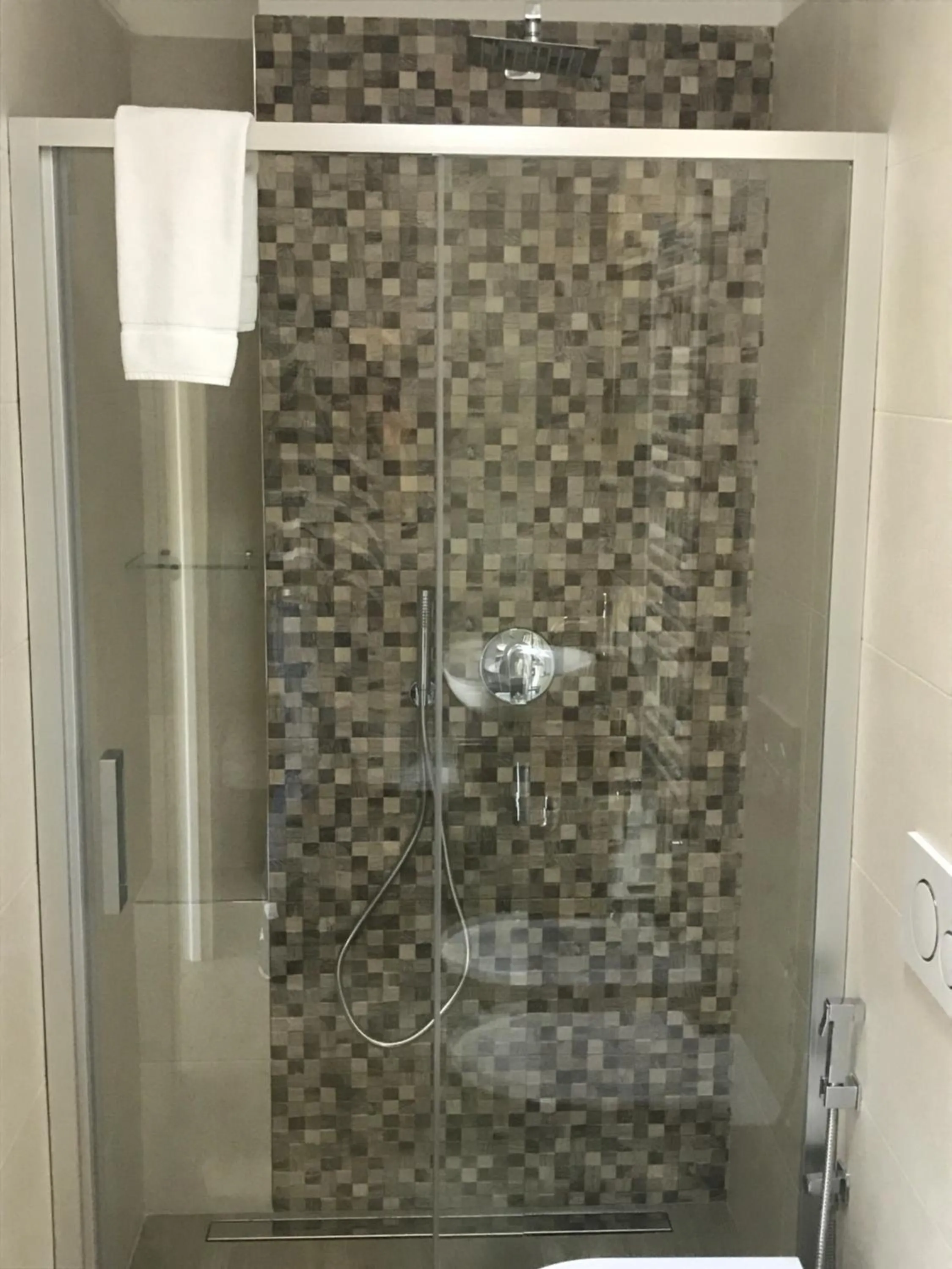 Shower in L'AlbaRosa - Camere