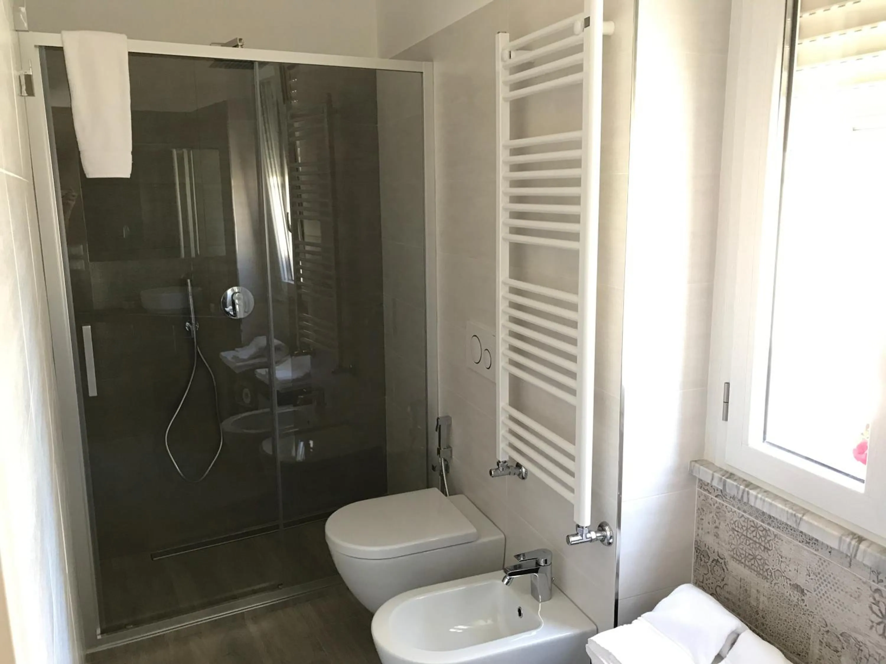 Shower in L'AlbaRosa - Camere