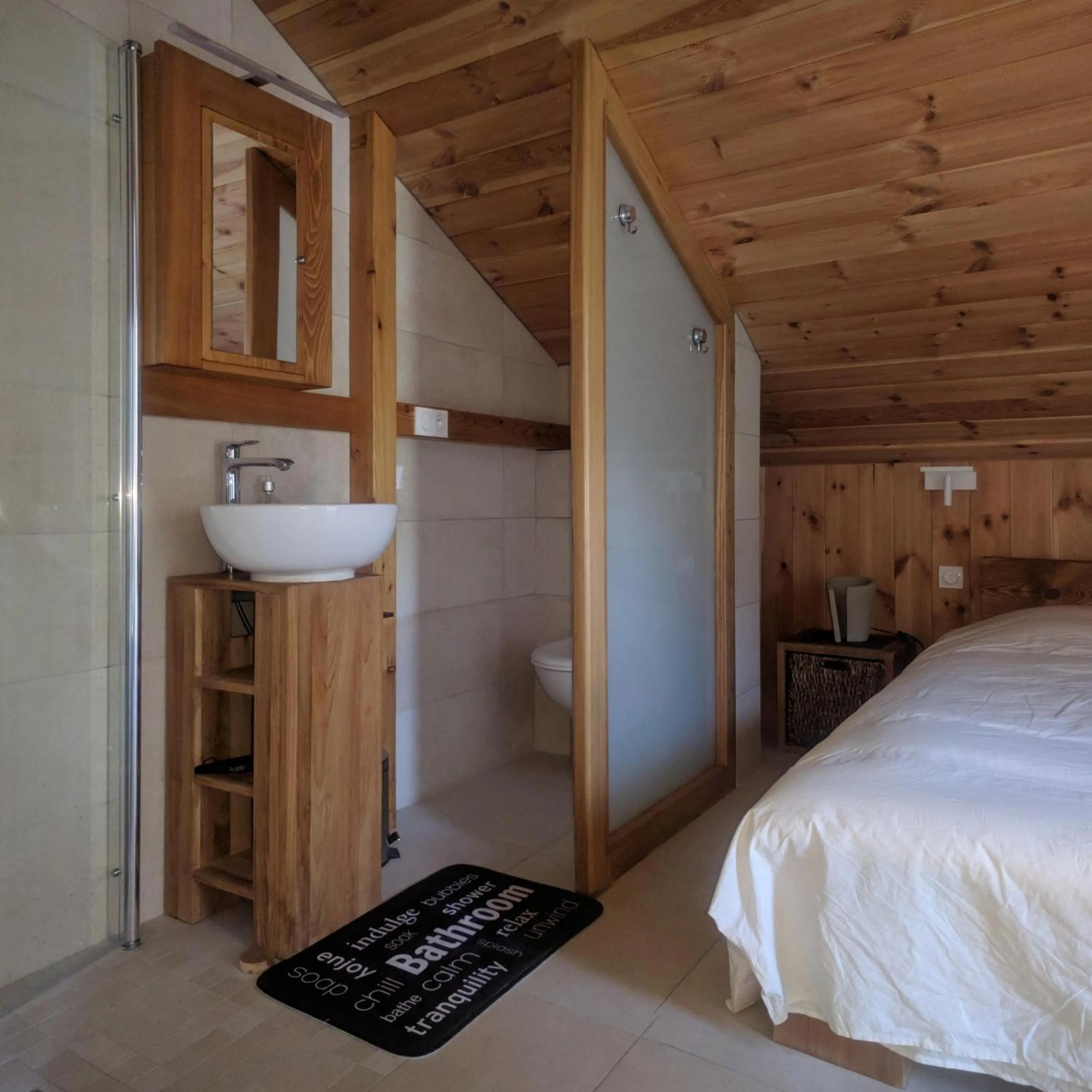 Bathroom, Bed in Chalet Les Cols - Chambres avec terrasse & jardin - proche de la nouvelle gare