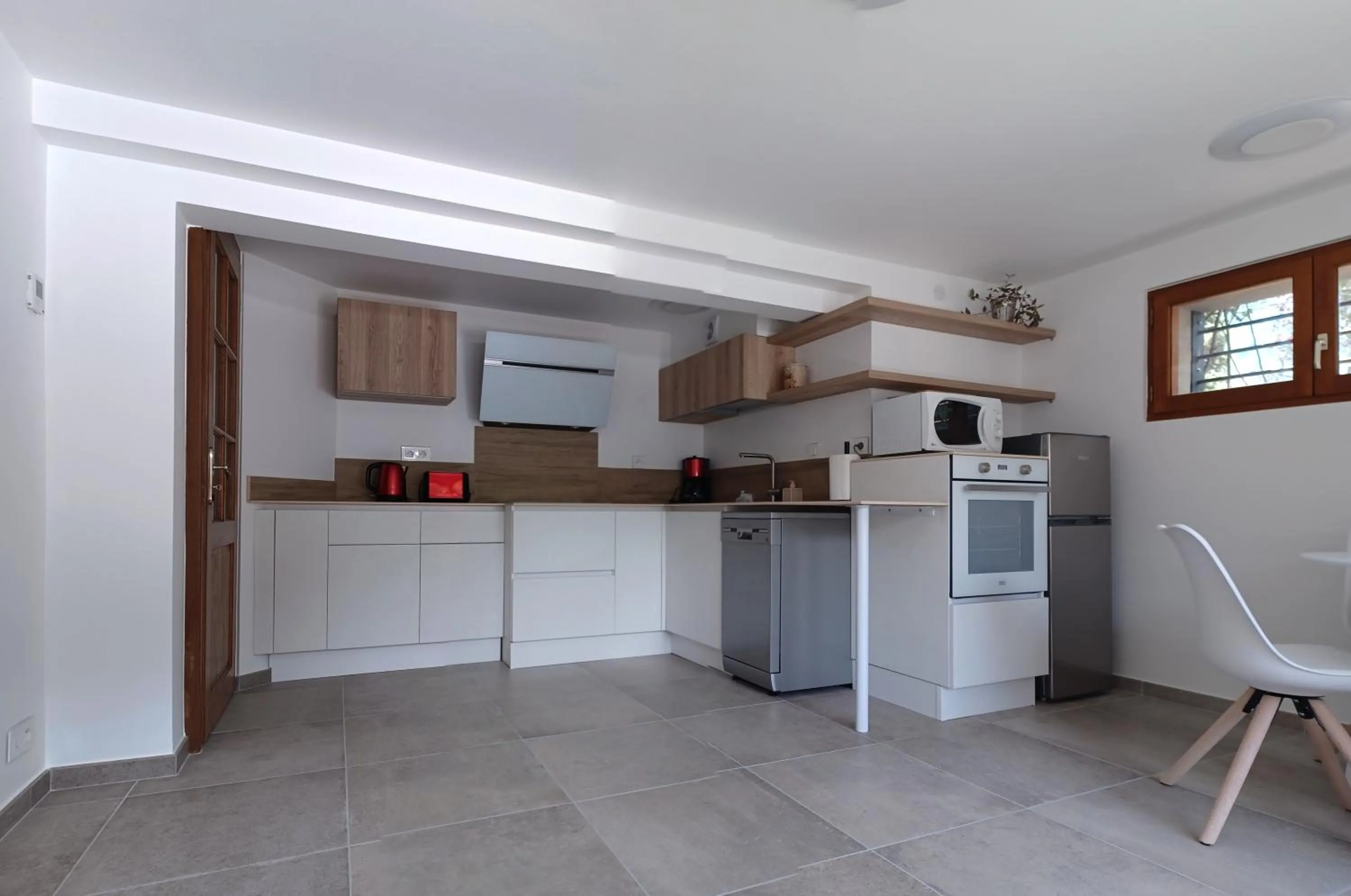 Kitchen or kitchenette in Chalet Les Cols - Chambres avec terrasse & jardin - proche de la nouvelle gare