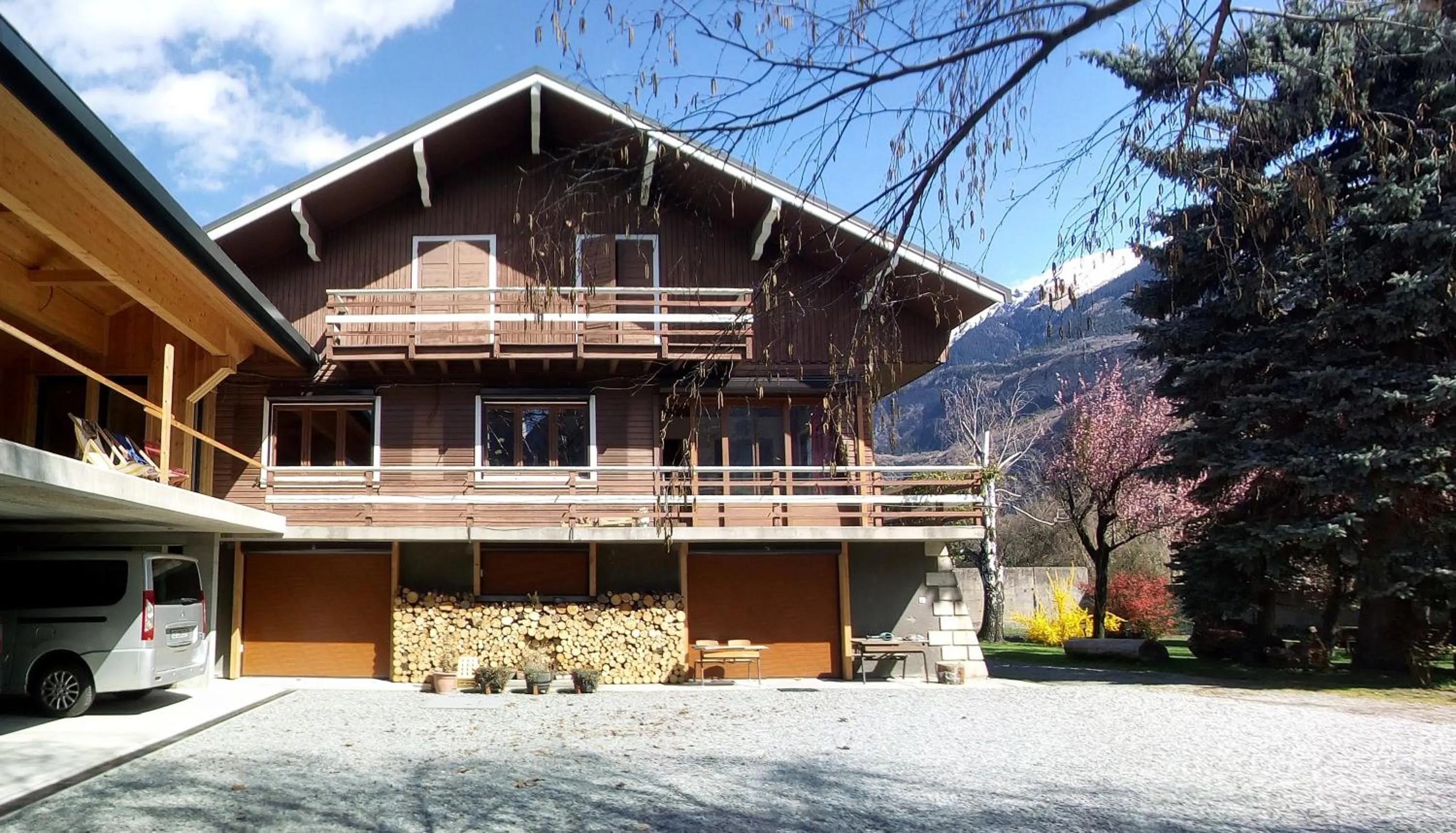 Property building in Chalet Les Cols - Chambres avec terrasse & jardin - proche de la nouvelle gare