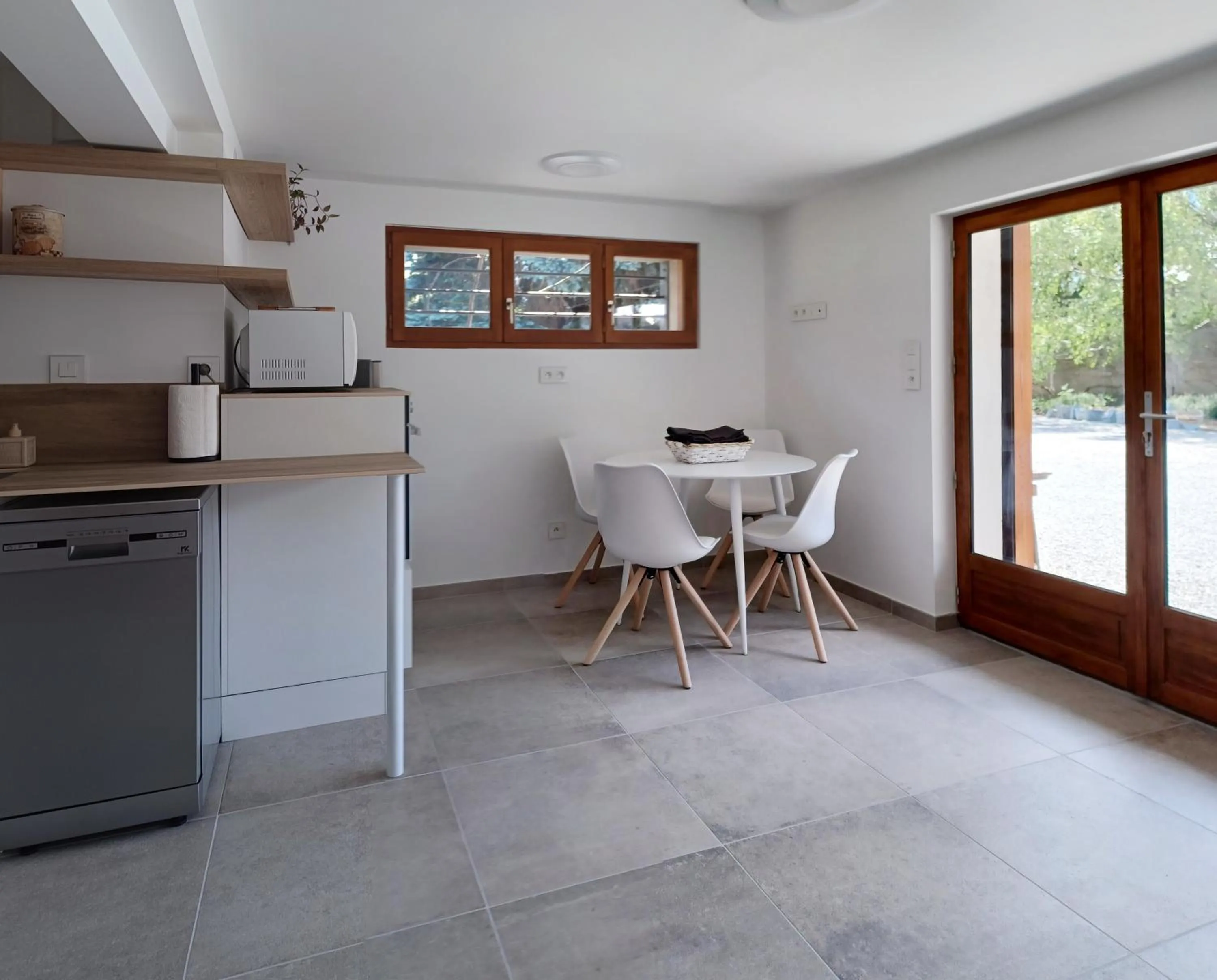 kitchen in Chalet Les Cols - Chambres avec terrasse & jardin - proche de la nouvelle gare