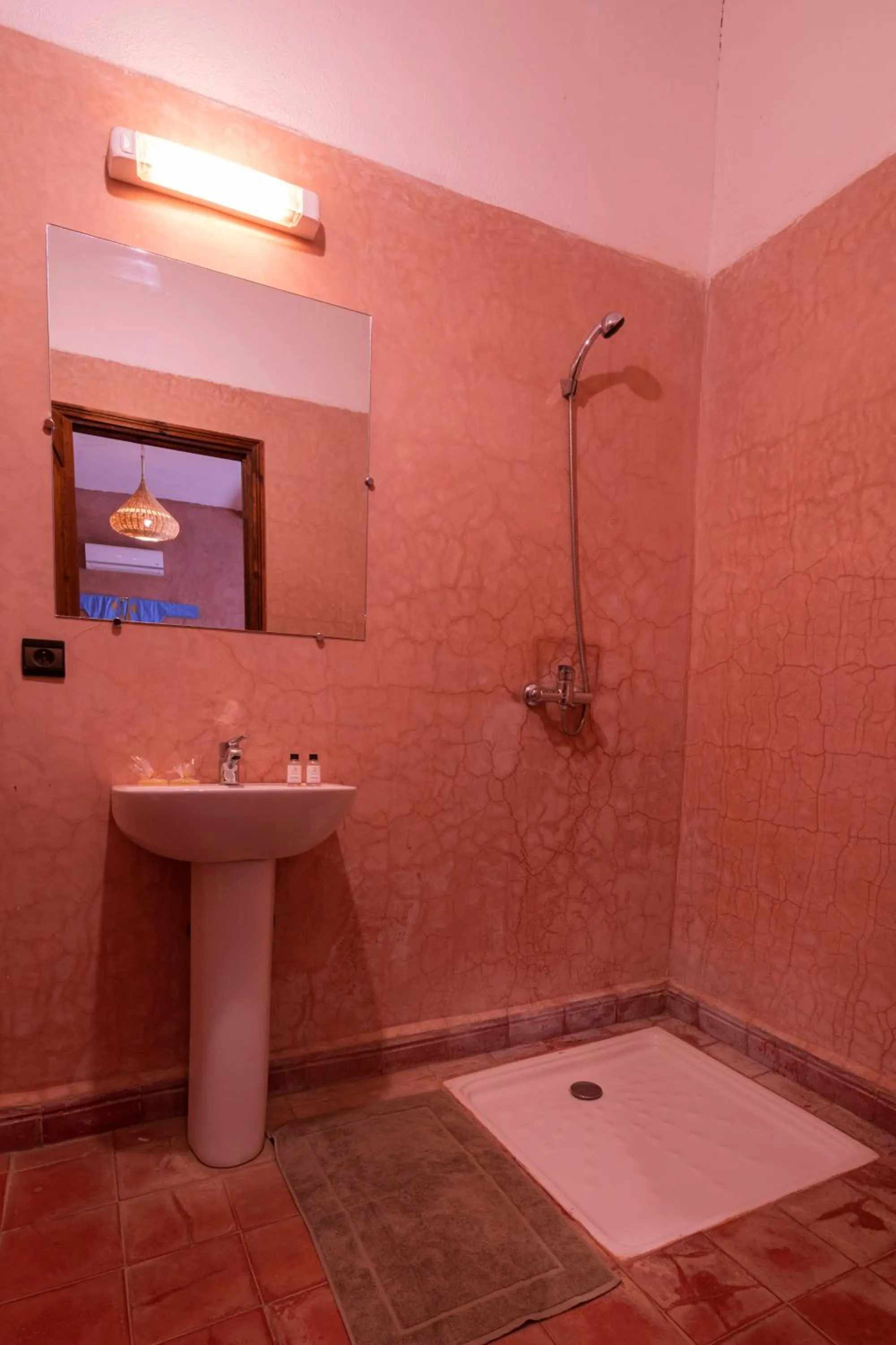 Shower in Hotel Kasbah Sahara Services - M'Hamid El Ghizlane