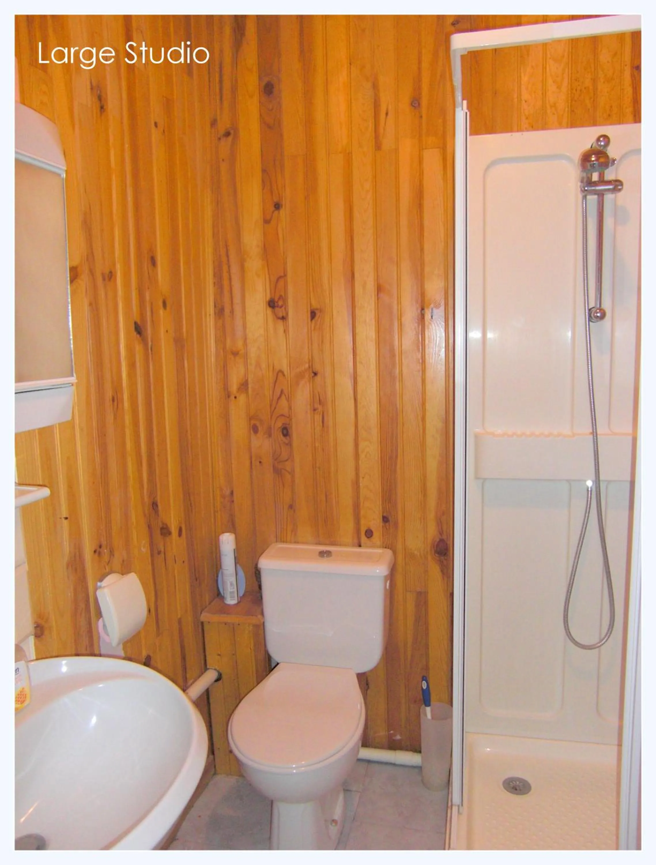 Shower in Maison St Georges