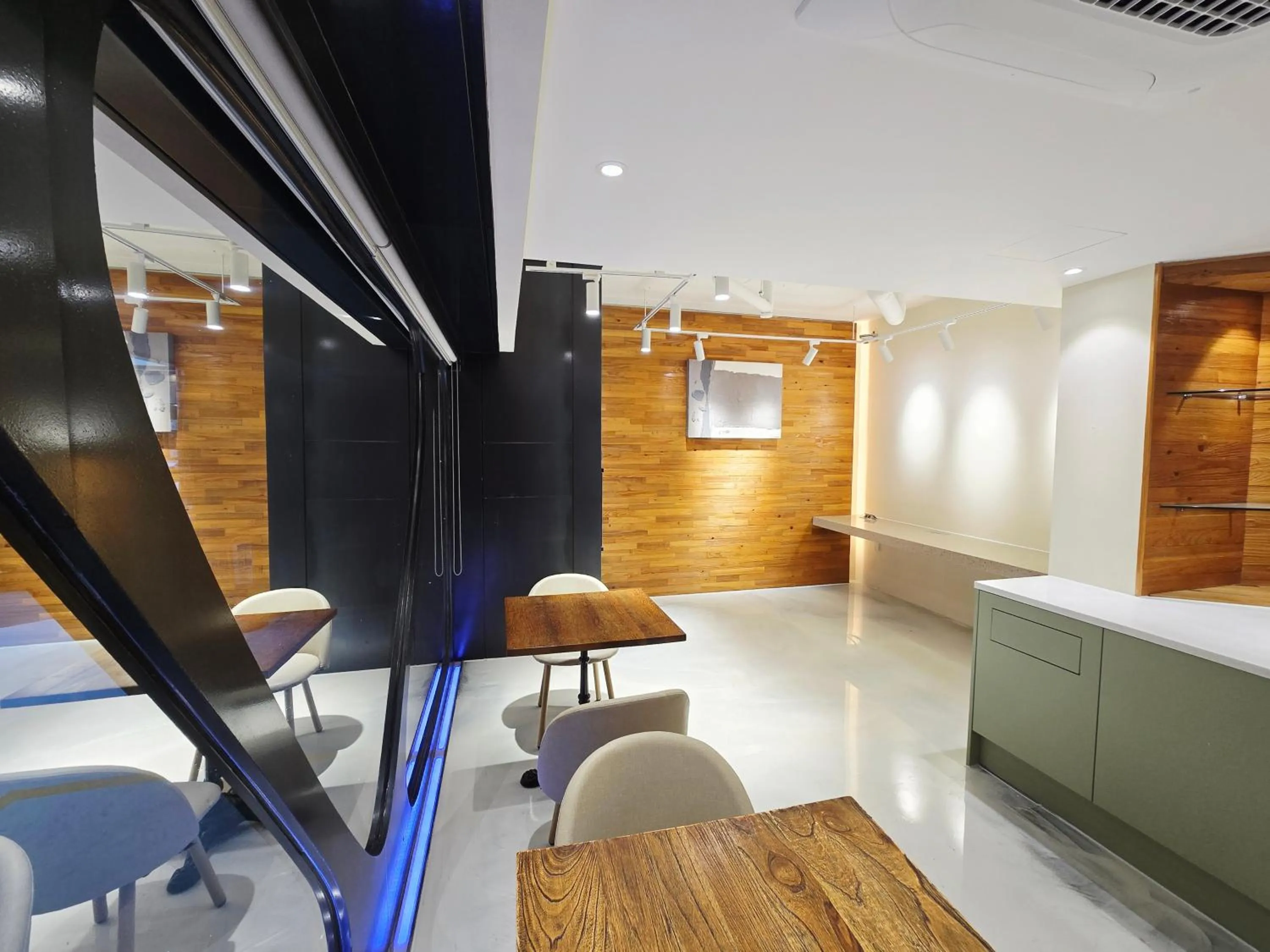 Tria Business & Boutique Hotel