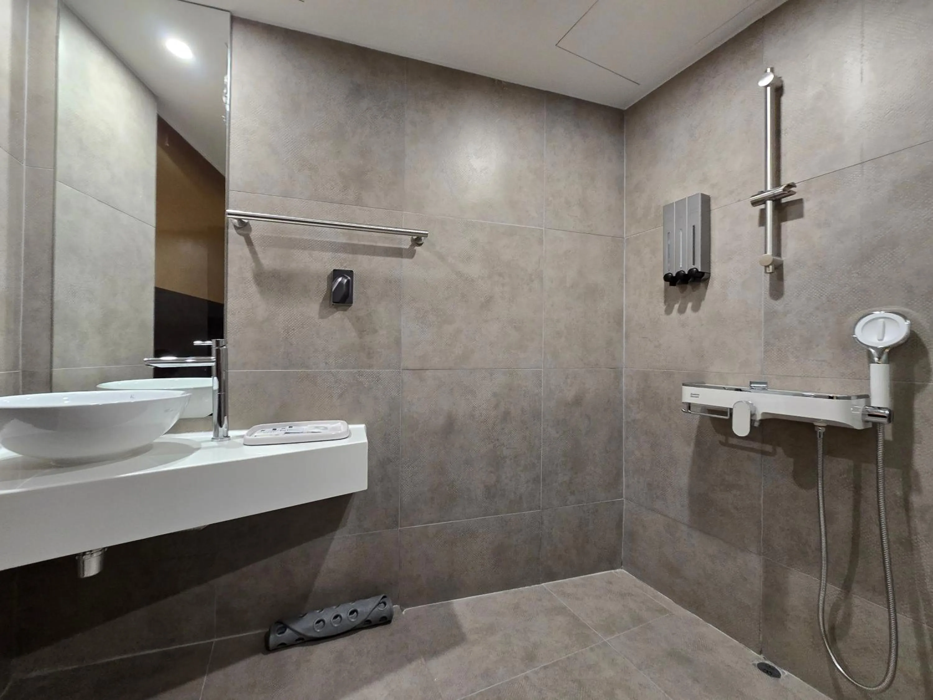 Tria Business & Boutique Hotel