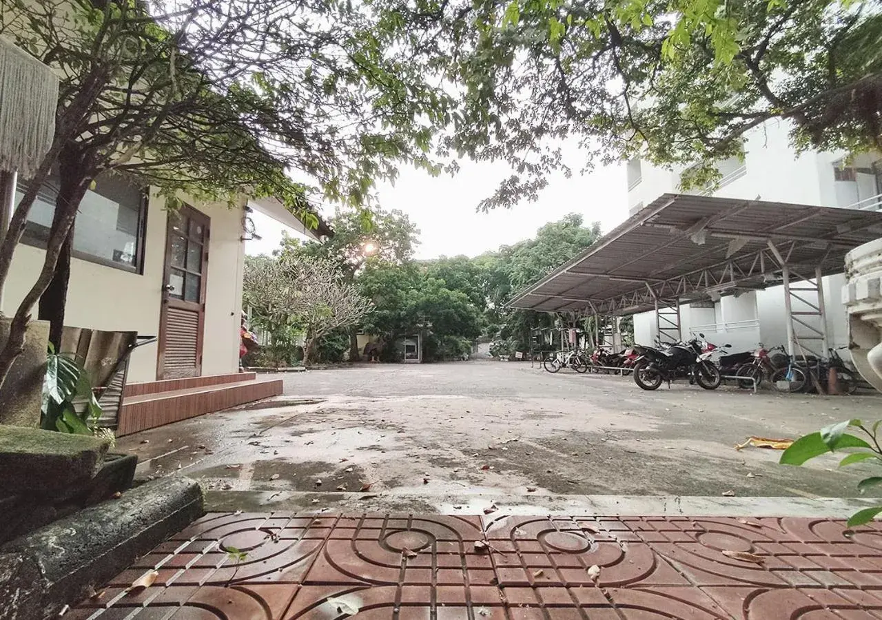 Facade/entrance in Jaroonwej Bangsaen Facade/entrance in Jaroonwej Bangsaen