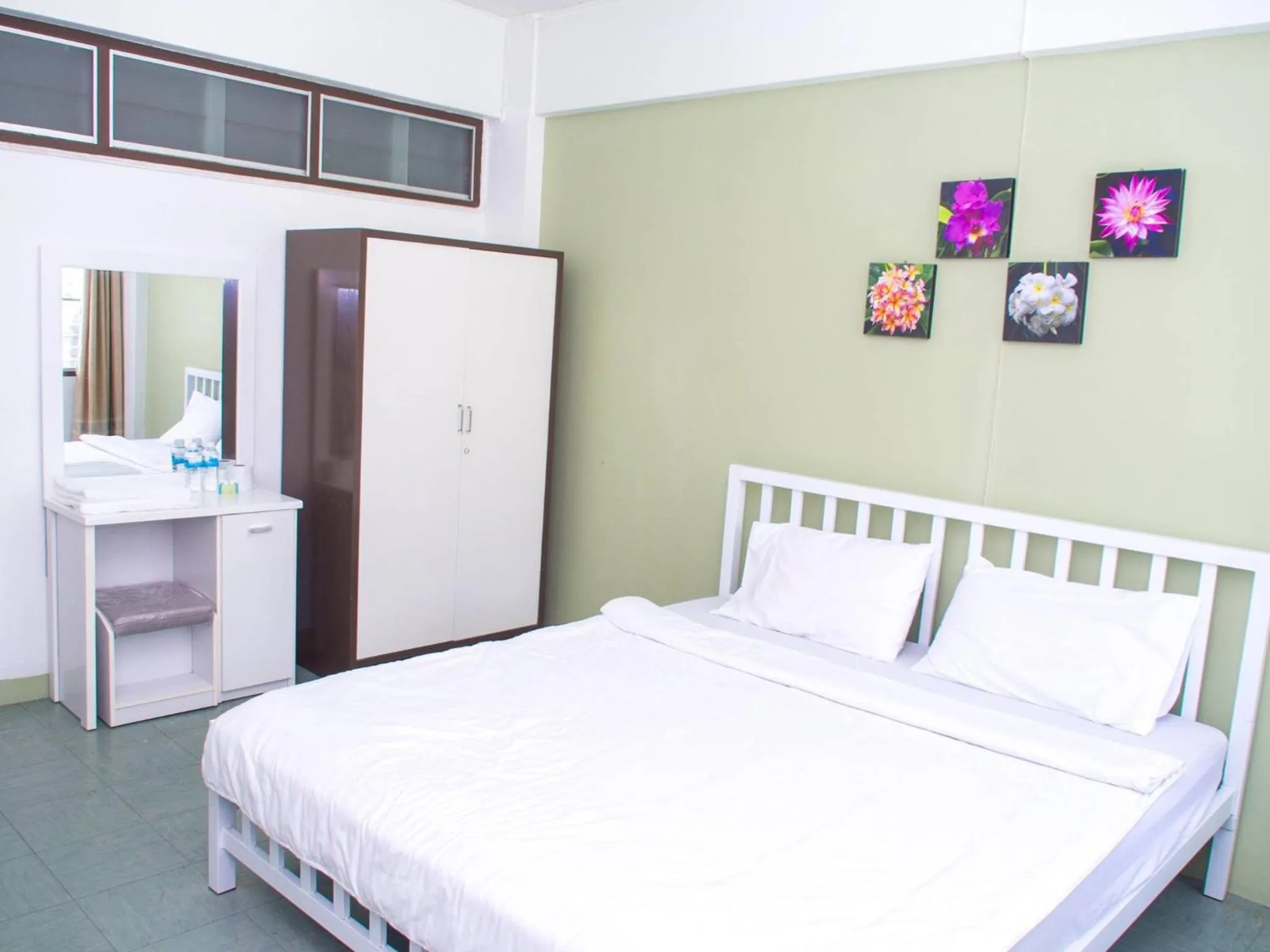 Photo of the whole room, Bed in Jaroonwej Bangsaen