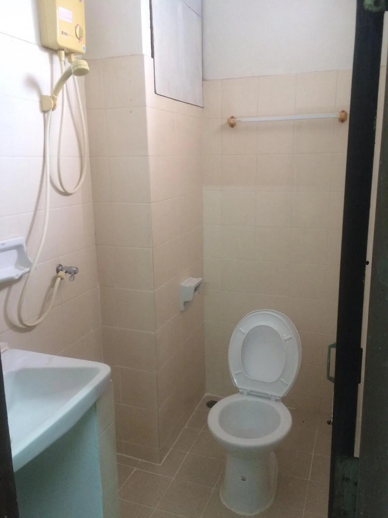 Shower in Jaroonwej Bangsaen