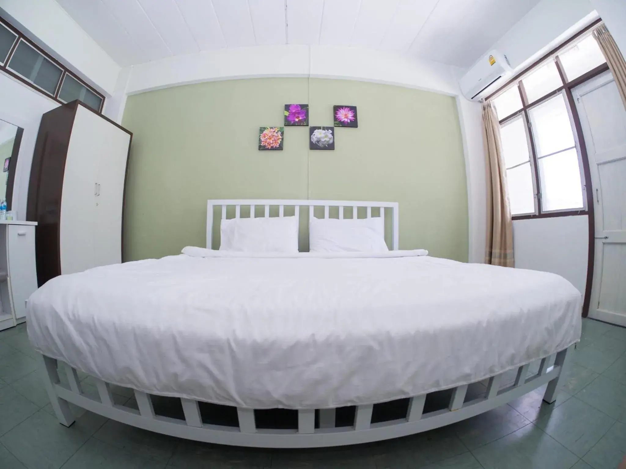 Photo of the whole room, Bed in Jaroonwej Bangsaen Photo of the whole room, Bed in Jaroonwej Bangsaen