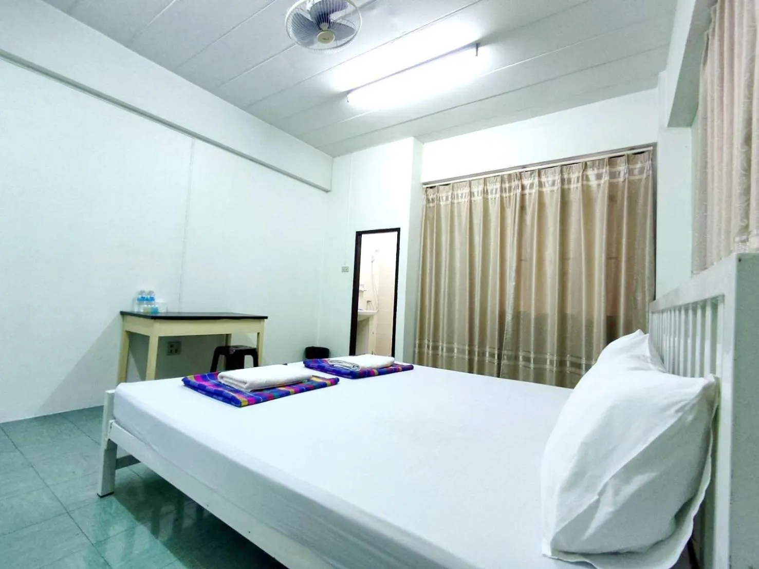 Bed in Jaroonwej Bangsaen