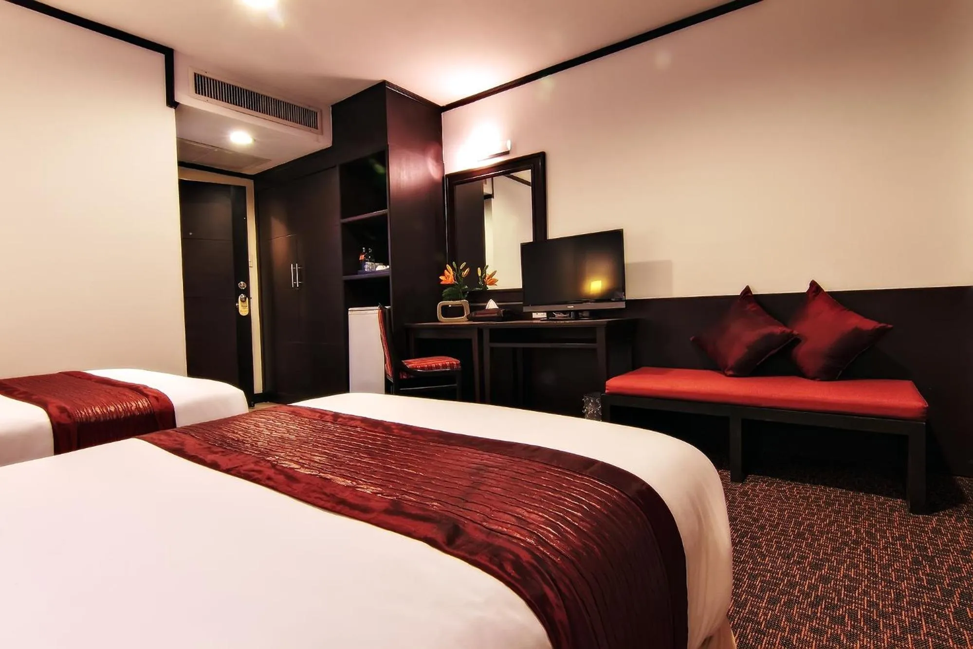 Bedroom, Bed in Bossotel Bangkok