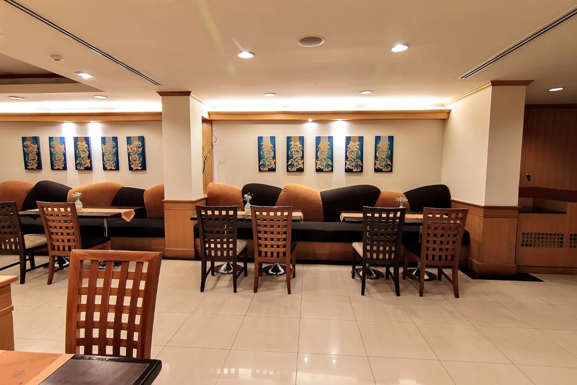 Restaurant/places to eat in Bossotel Bangkok