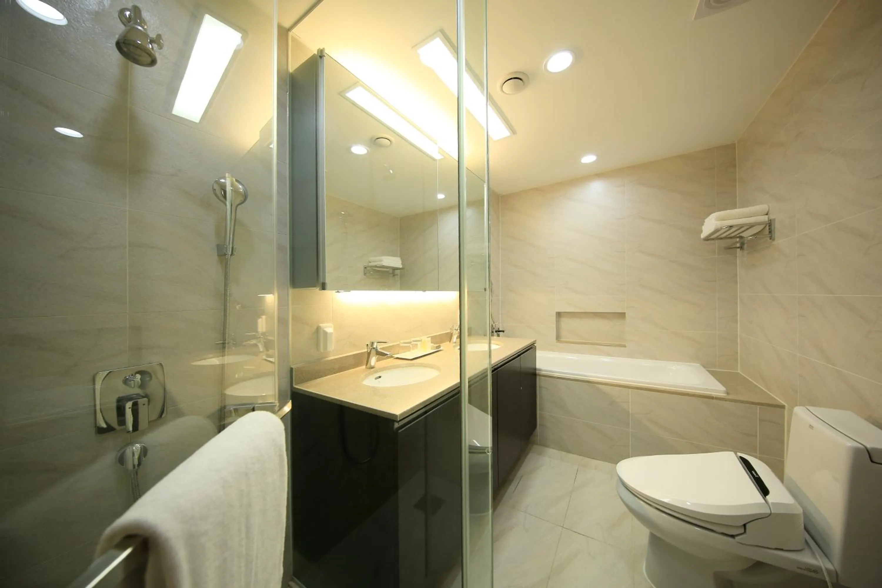 Toilet in Orakai Insadong Suites