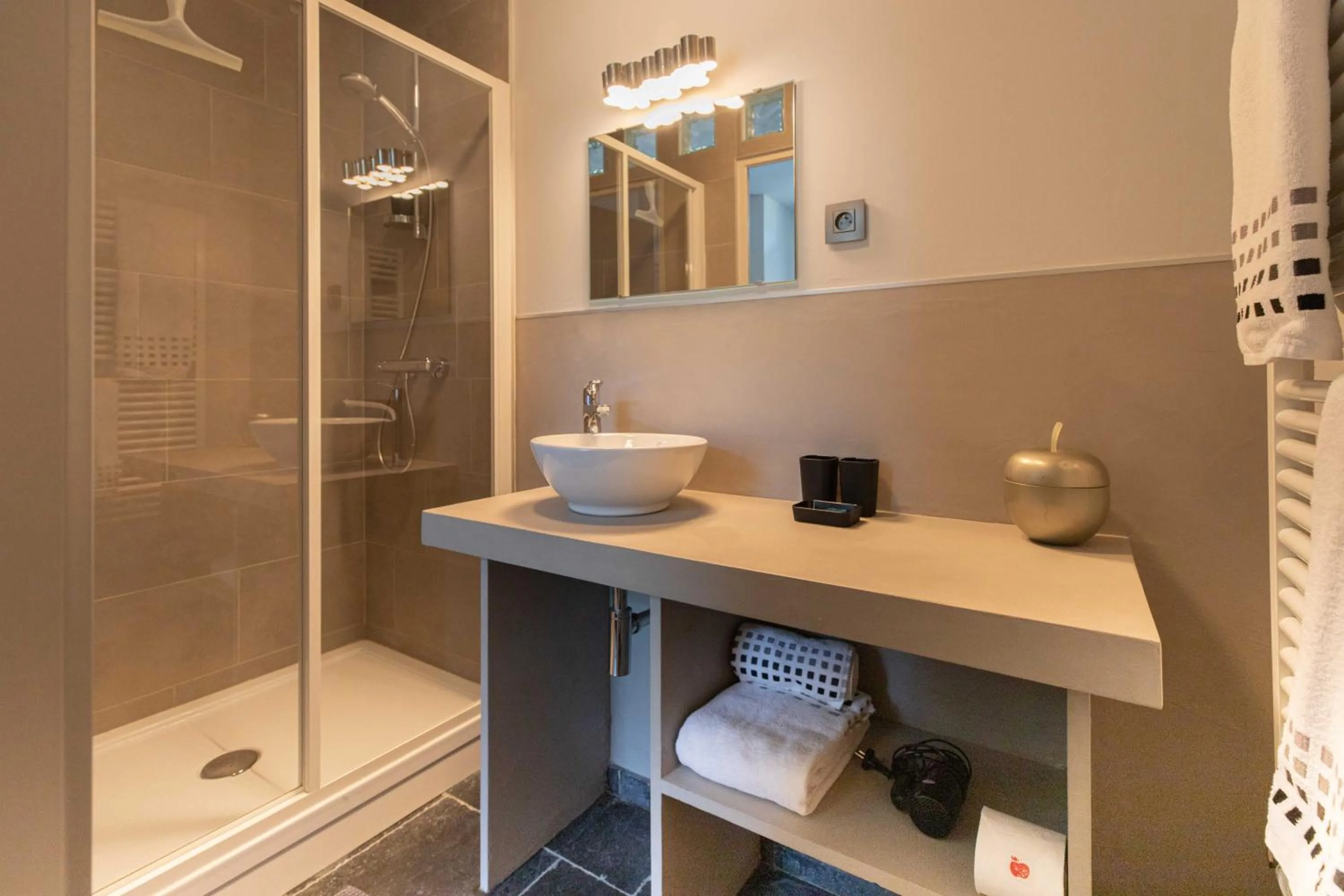 Shower in La Pomme Pétillante